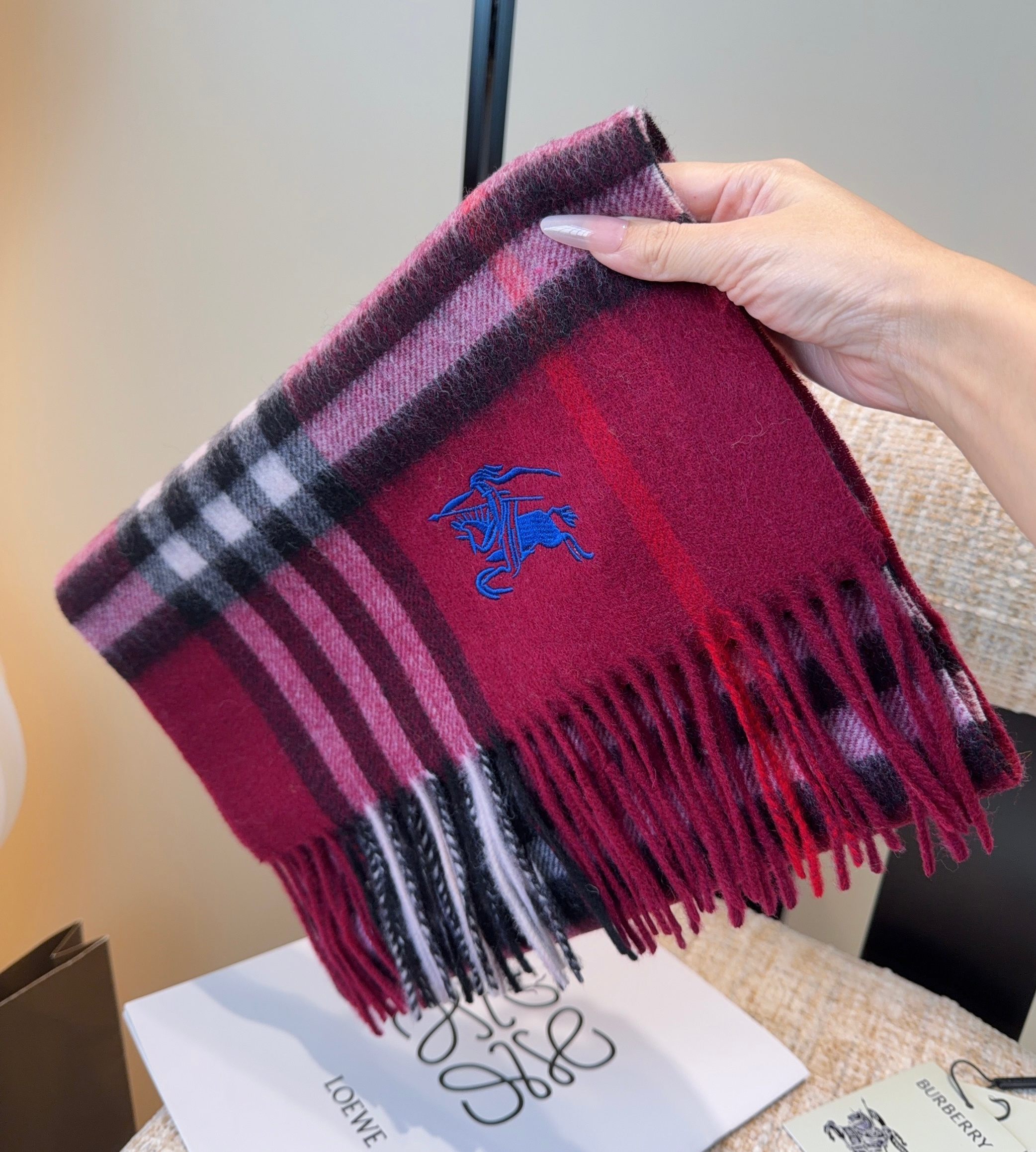 Burberry · 巴宝莉围巾❗️好看的要疯掉了，太有型太有魅力了❗️❗️非常斯文时尚的秋冬单品！真的