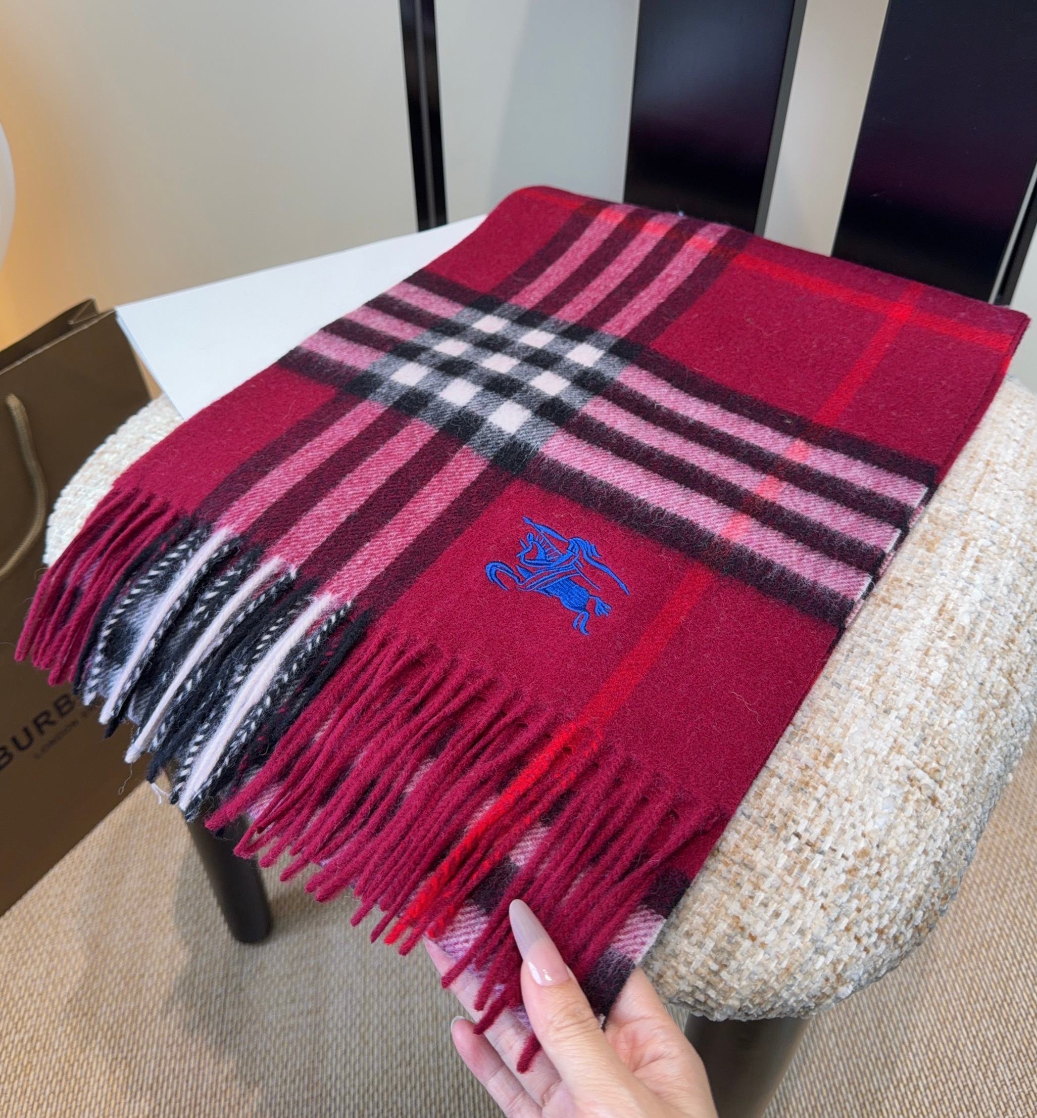 Burberry · 巴宝莉围巾❗️好看的要疯掉了，太有型太有魅力了❗️❗️非常斯文时尚的秋冬单品！真的