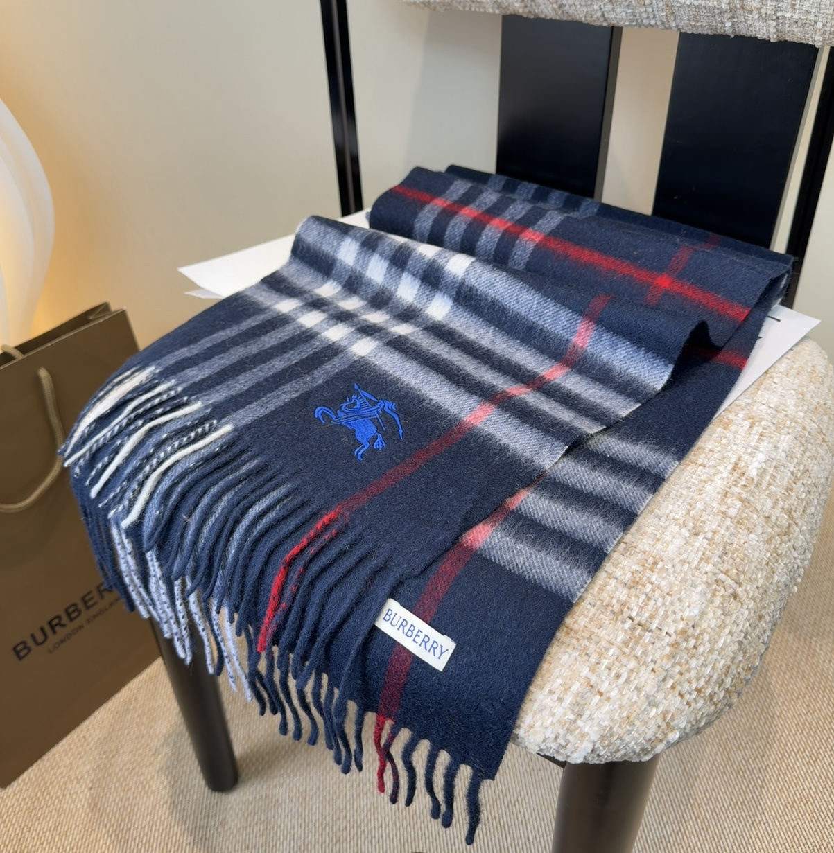Burberry · 巴宝莉围巾❗️好看的要疯掉了，太有型太有魅力了❗️❗️非常斯文时尚的秋冬单品！真的