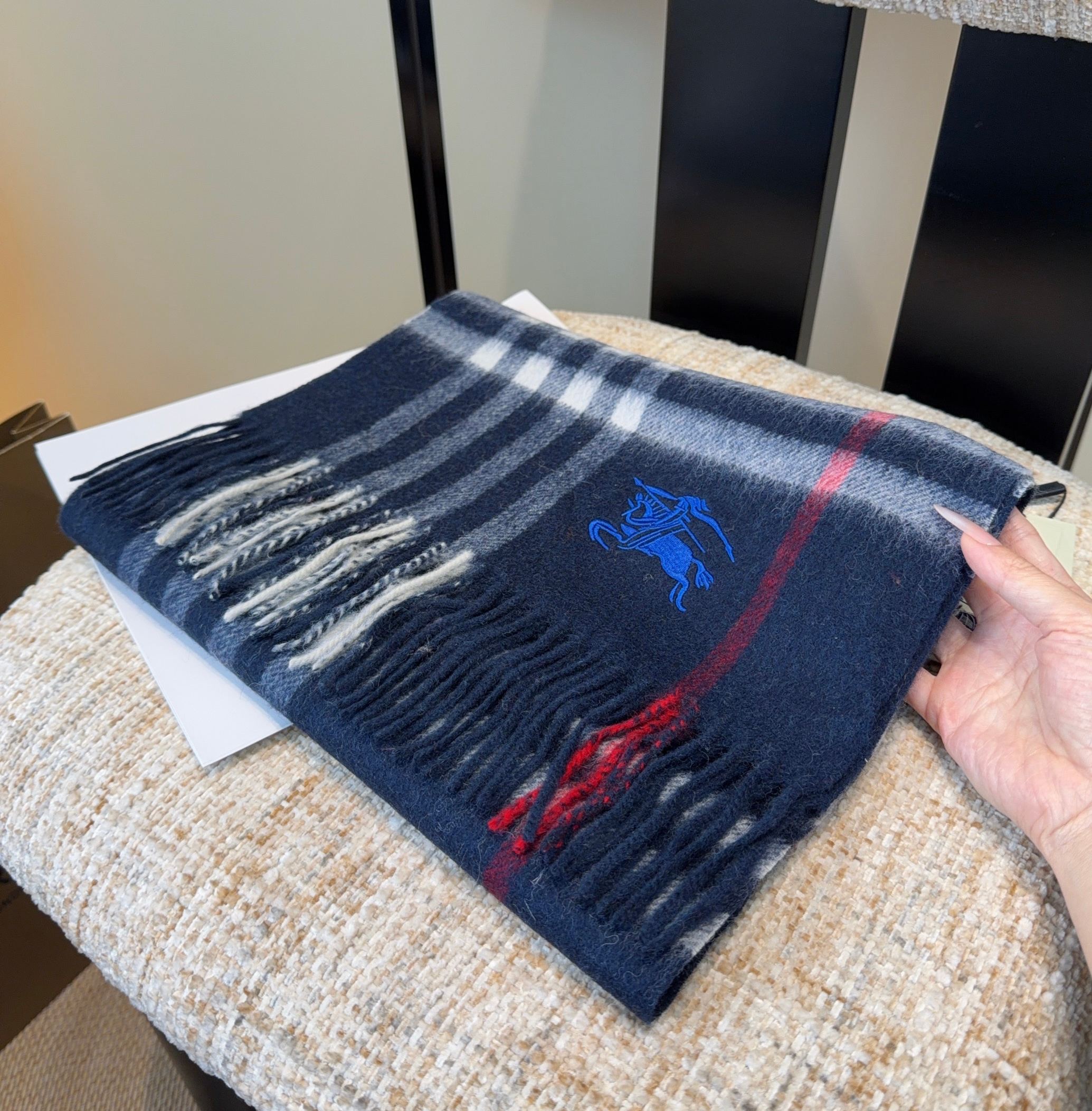 Burberry · 巴宝莉围巾❗️好看的要疯掉了，太有型太有魅力了❗️❗️非常斯文时尚的秋冬单品！真的