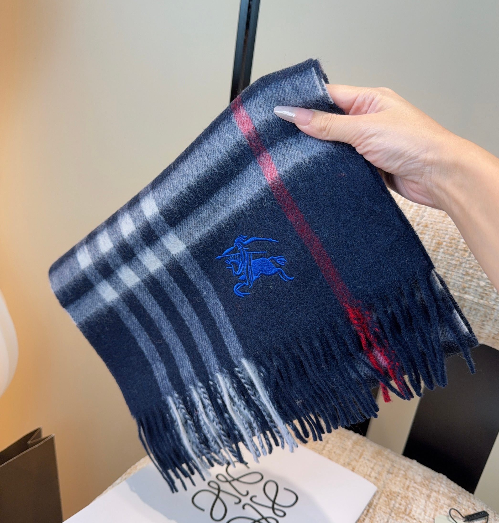 Burberry · 巴宝莉围巾❗️好看的要疯掉了，太有型太有魅力了❗️❗️非常斯文时尚的秋冬单品！真的