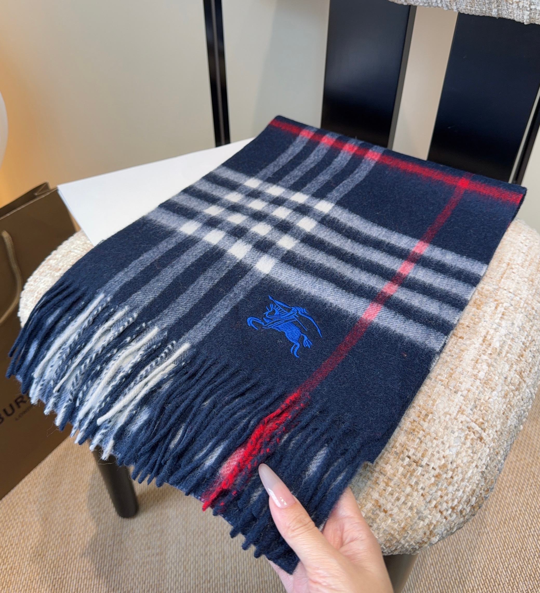 Burberry · 巴宝莉围巾❗️好看的要疯掉了，太有型太有魅力了❗️❗️非常斯文时尚的秋冬单品！真的