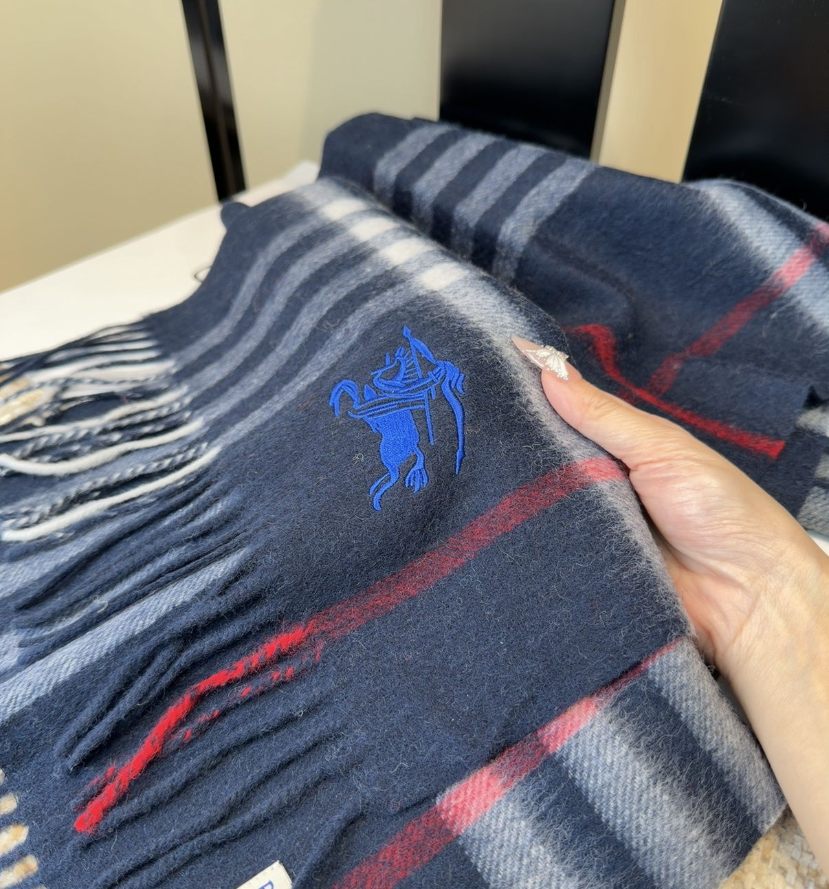 Burberry · 巴宝莉围巾❗️好看的要疯掉了，太有型太有魅力了❗️❗️非常斯文时尚的秋冬单品！真的