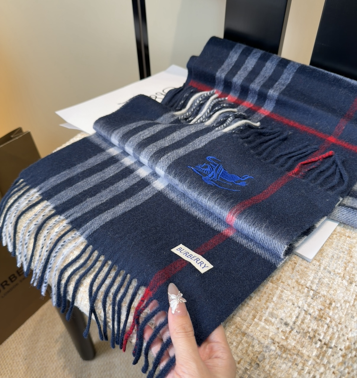 Burberry · 巴宝莉围巾❗️好看的要疯掉了，太有型太有魅力了❗️❗️非常斯文时尚的秋冬单品！真的