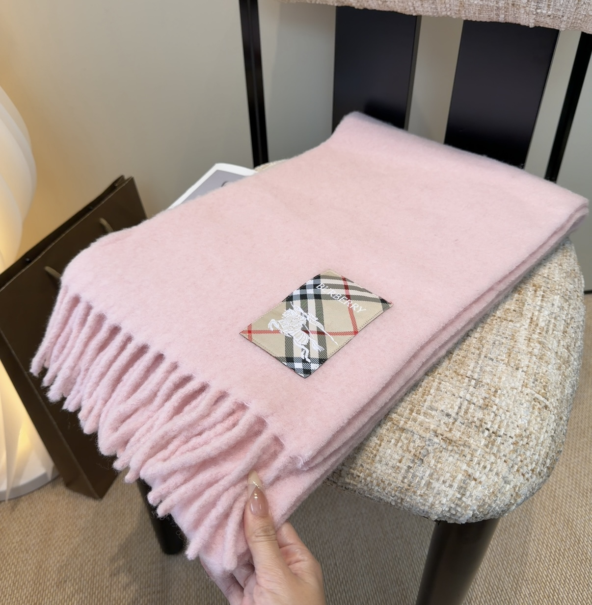 ▪❤️️巴宝莉超美新款马海毛围巾！超级推荐入手！】质感好货！主打的马海毛围巾~据说超难买哦！！打了好多次