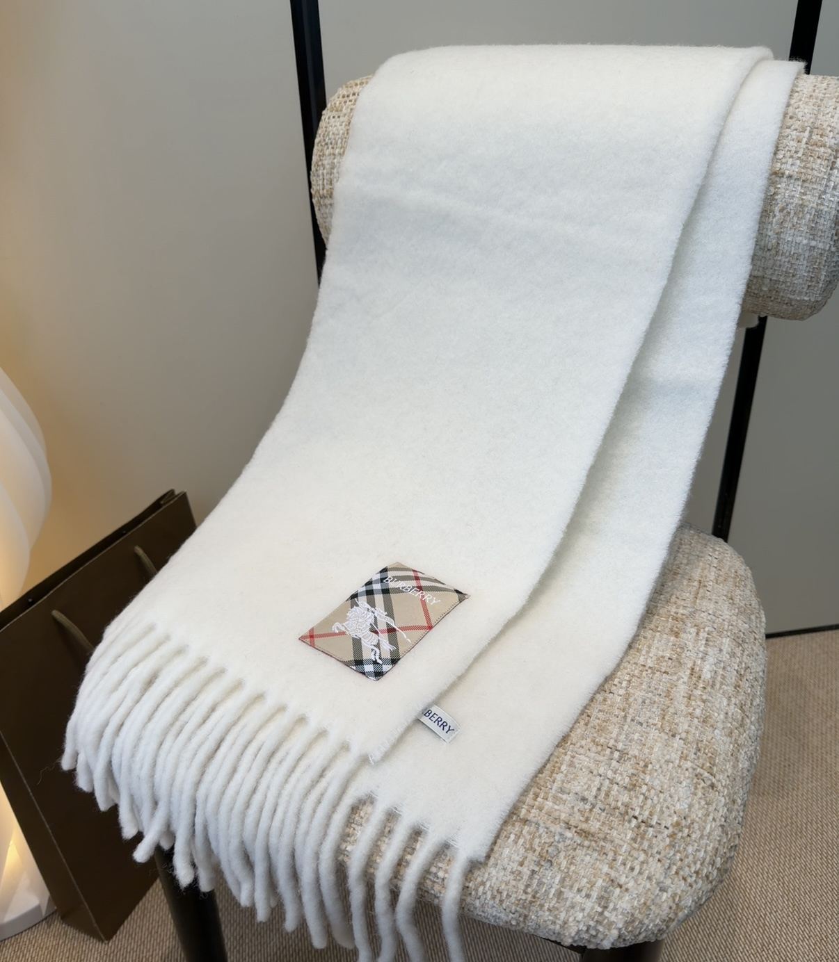 ▪❤️️巴宝莉超美新款马海毛围巾！超级推荐入手！】质感好货！主打的马海毛围巾~据说超难买哦！！打了好多次