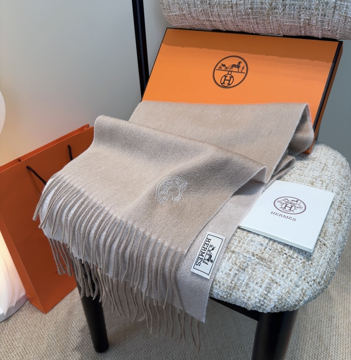 2025年Hermes · 爱马仕，难得一见的温柔配色，低调又不失优雅❗️】重点推荐❗️双边配色，一条围