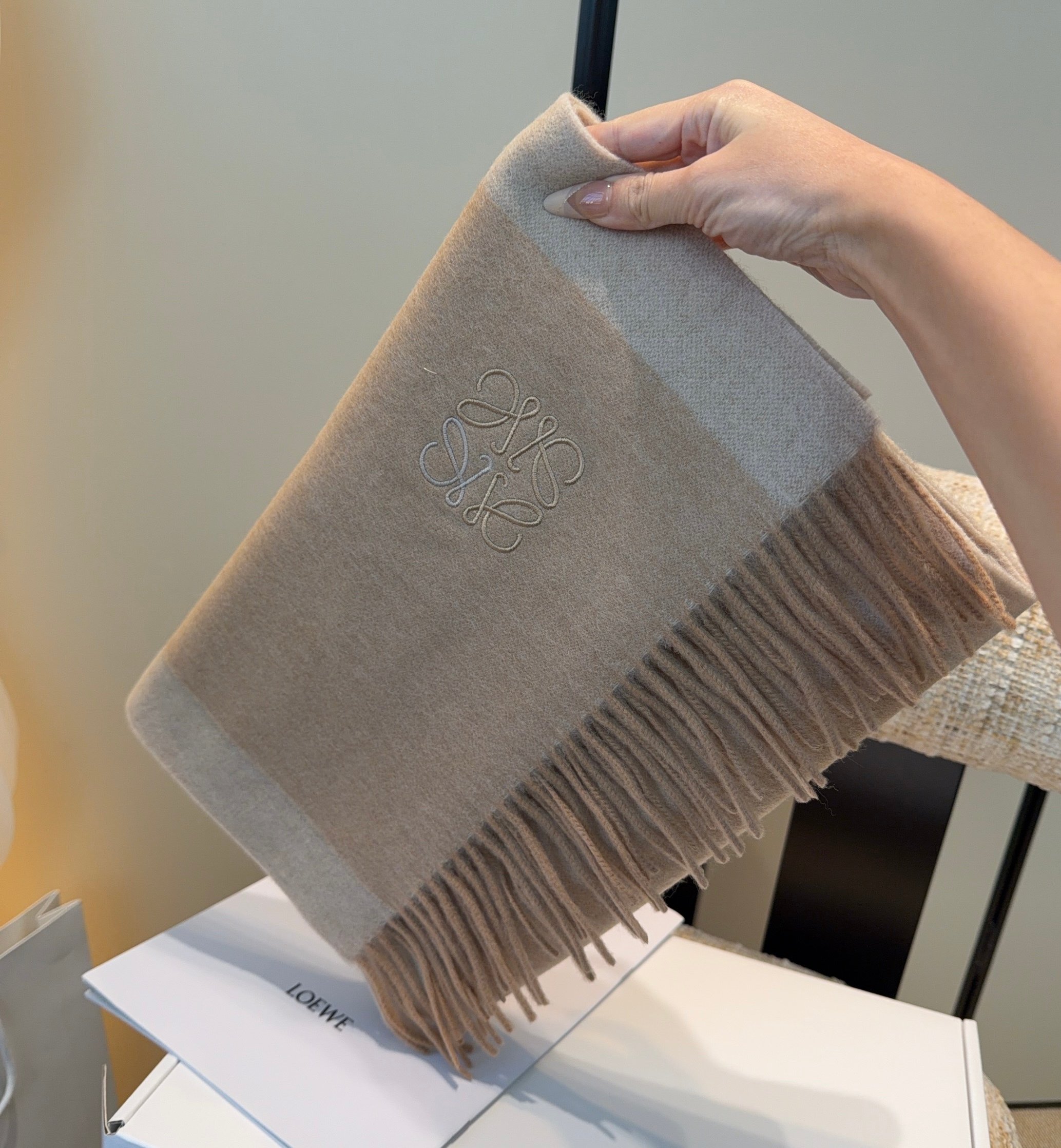 太美了😍罗意威 情侣款 美到要尖叫😱最新款🎊英伦欧美范儿 又是一款即时尚又实用的大围巾&长巾，🎆撞色的颜