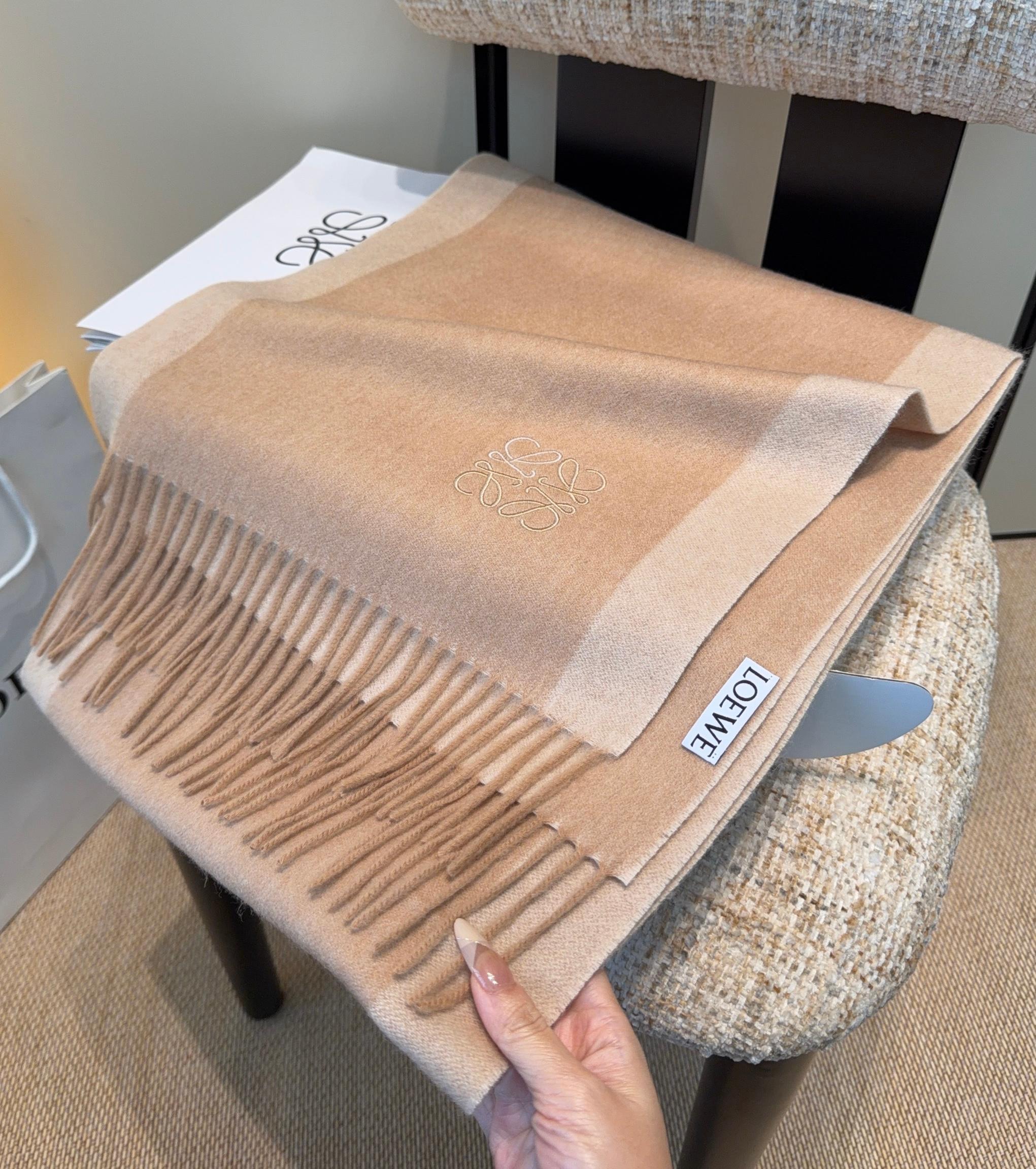 太美了😍罗意威 情侣款 美到要尖叫😱最新款🎊英伦欧美范儿 又是一款即时尚又实用的大围巾&长巾，🎆撞色的颜