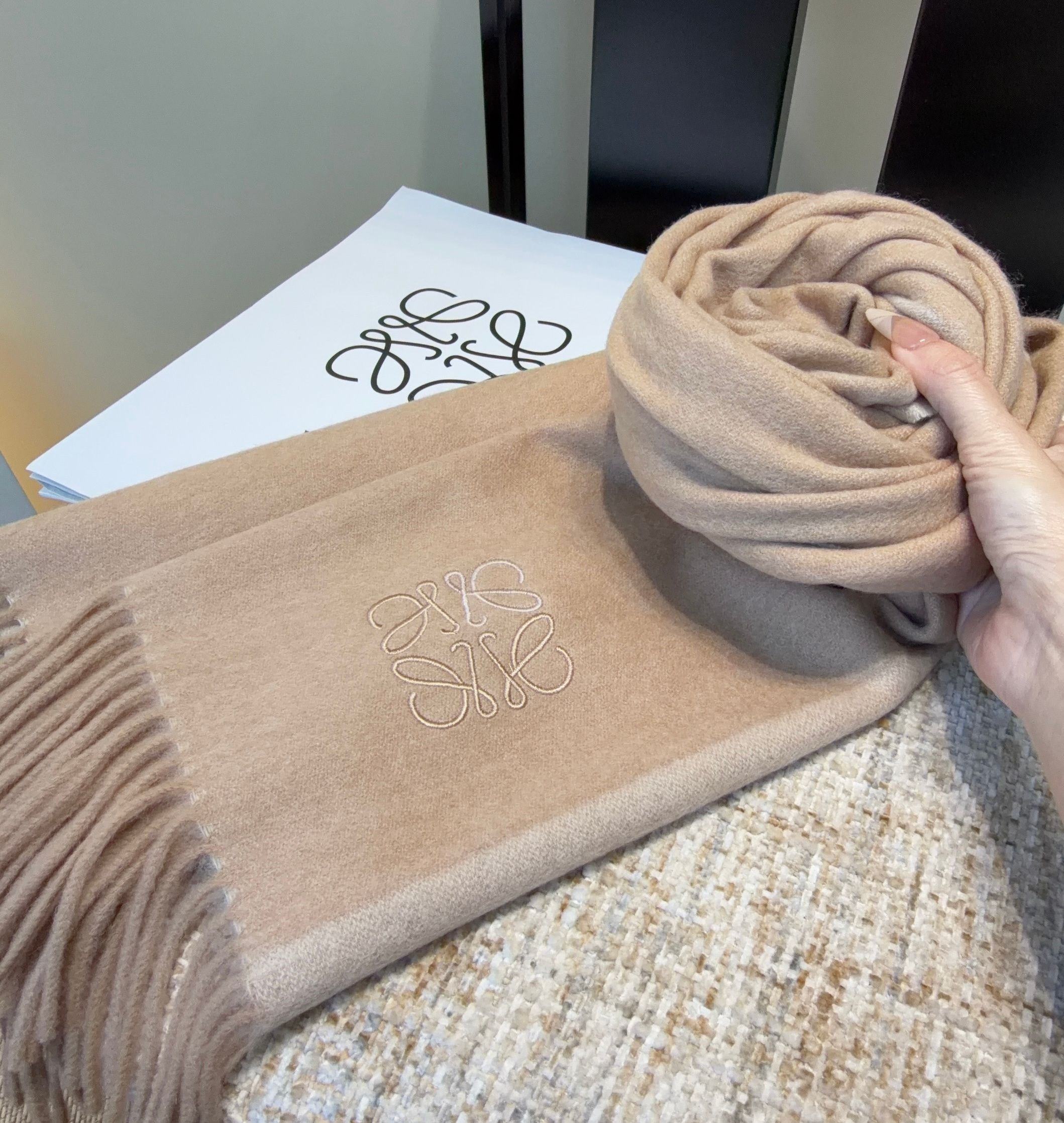 太美了😍罗意威 情侣款 美到要尖叫😱最新款🎊英伦欧美范儿 又是一款即时尚又实用的大围巾&长巾，🎆撞色的颜