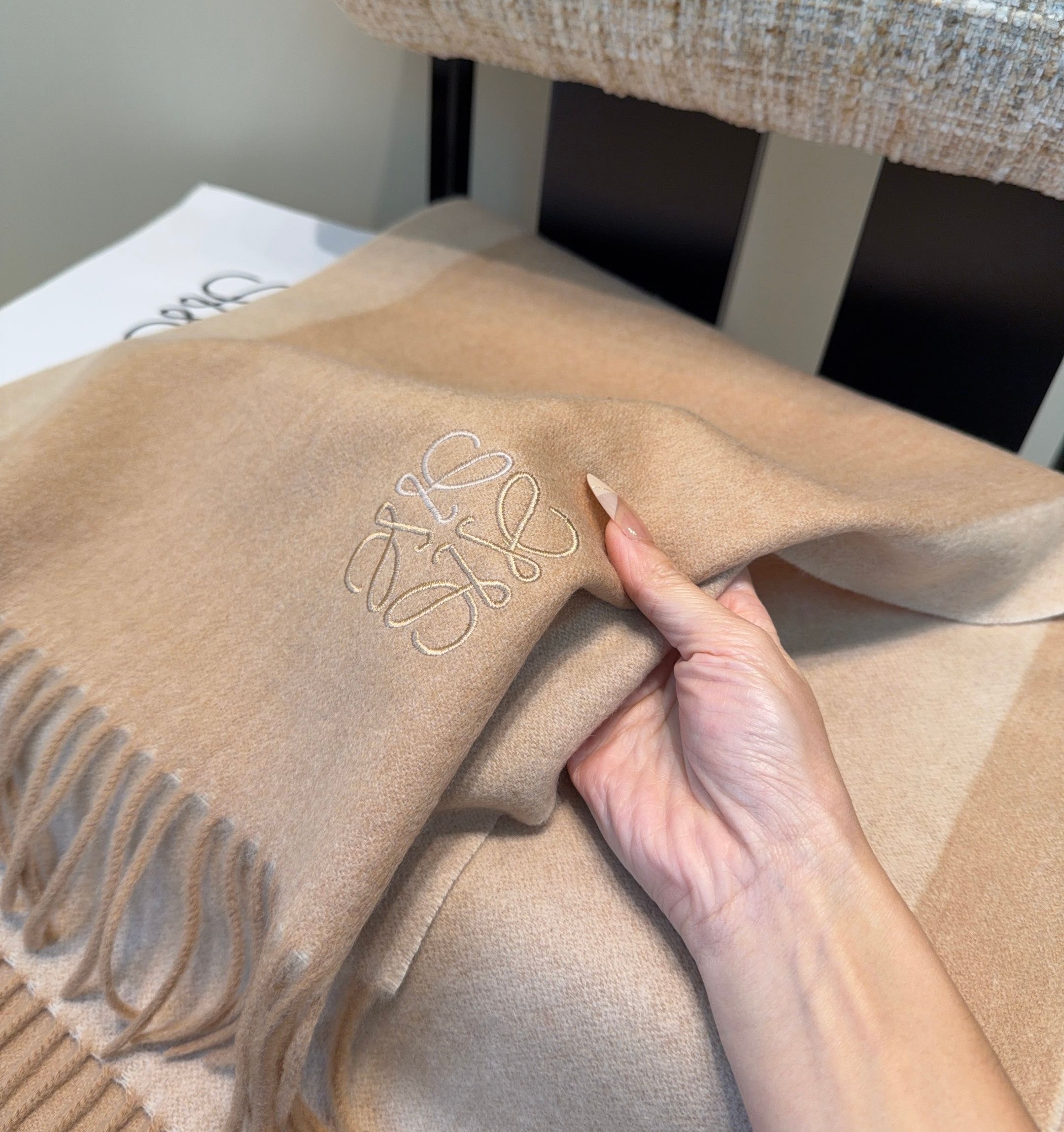 太美了😍罗意威 情侣款 美到要尖叫😱最新款🎊英伦欧美范儿 又是一款即时尚又实用的大围巾&长巾，🎆撞色的颜