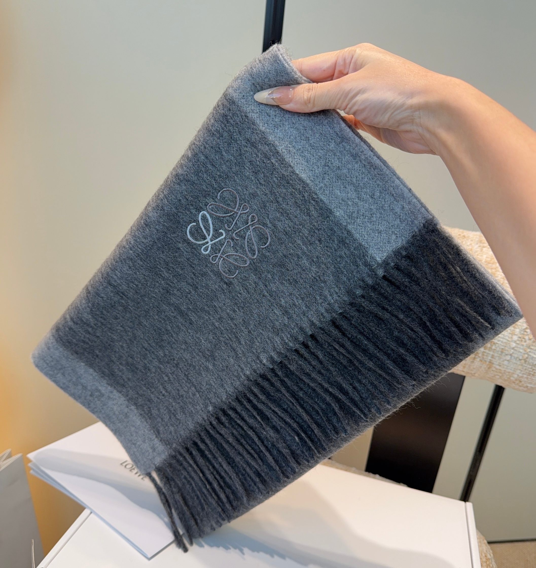 太美了😍罗意威 情侣款 美到要尖叫😱最新款🎊英伦欧美范儿 又是一款即时尚又实用的大围巾&长巾，🎆撞色的颜