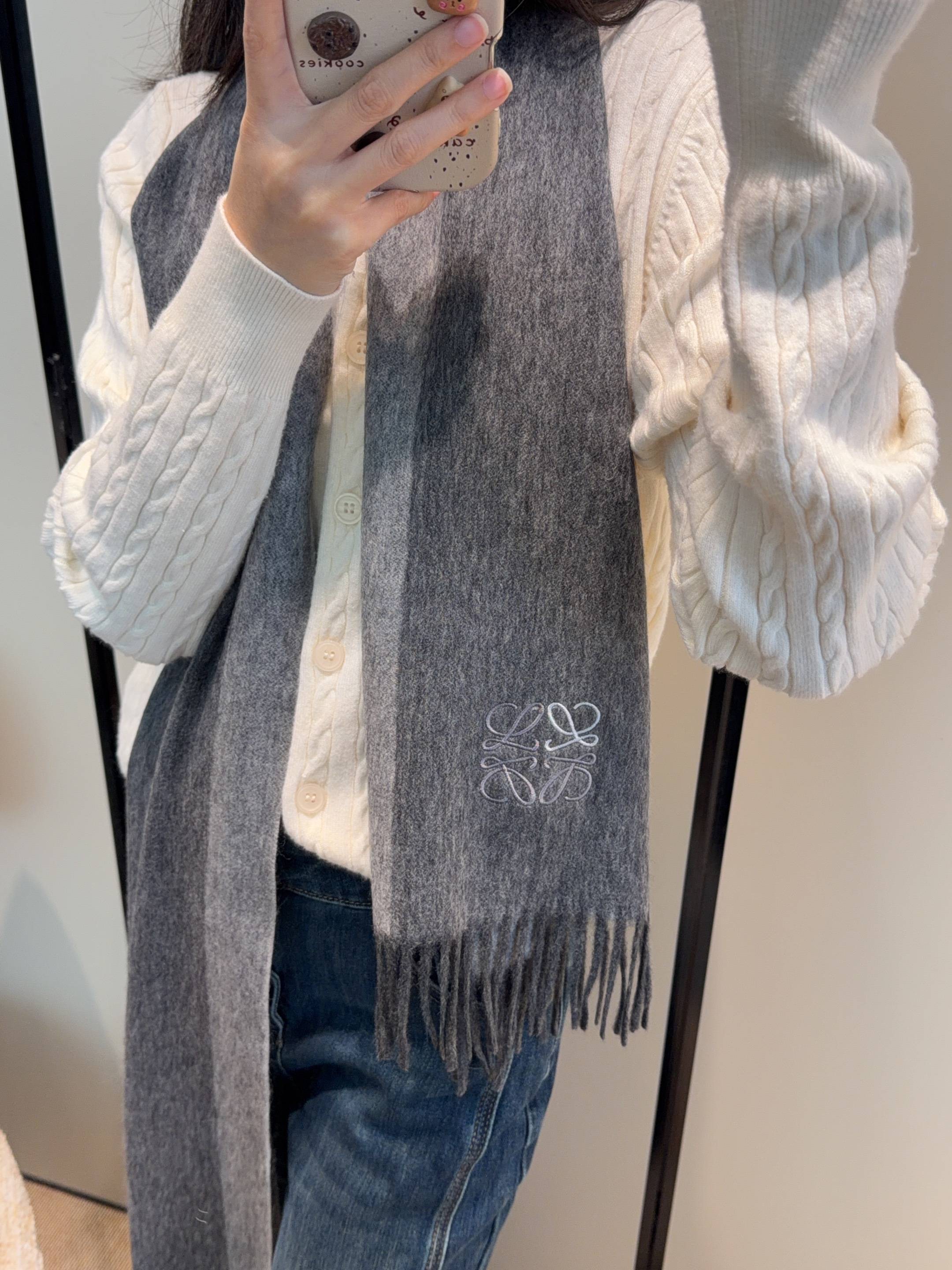 太美了😍罗意威 情侣款 美到要尖叫😱最新款🎊英伦欧美范儿 又是一款即时尚又实用的大围巾&长巾，🎆撞色的颜