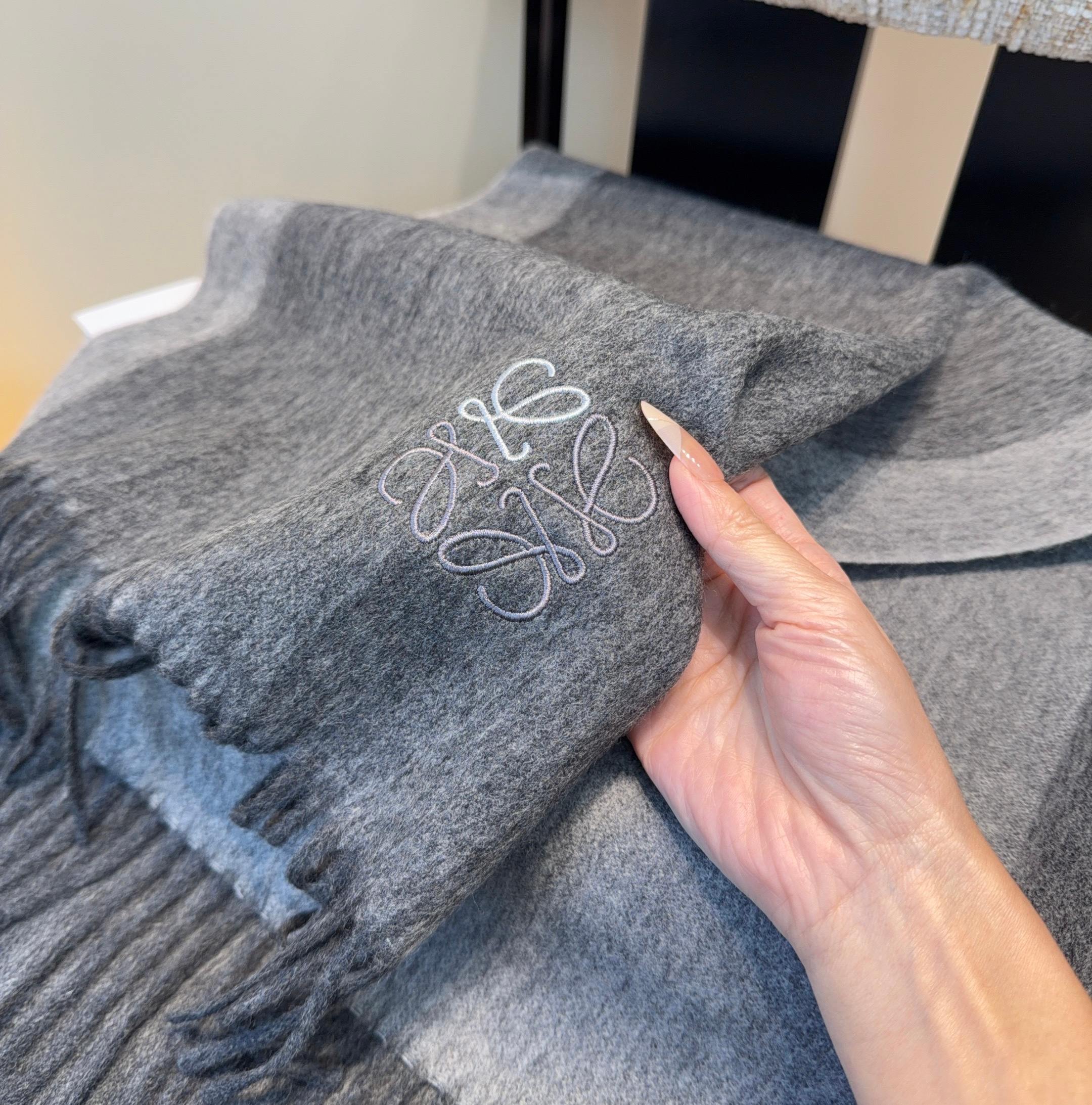 太美了😍罗意威 情侣款 美到要尖叫😱最新款🎊英伦欧美范儿 又是一款即时尚又实用的大围巾&长巾，🎆撞色的颜