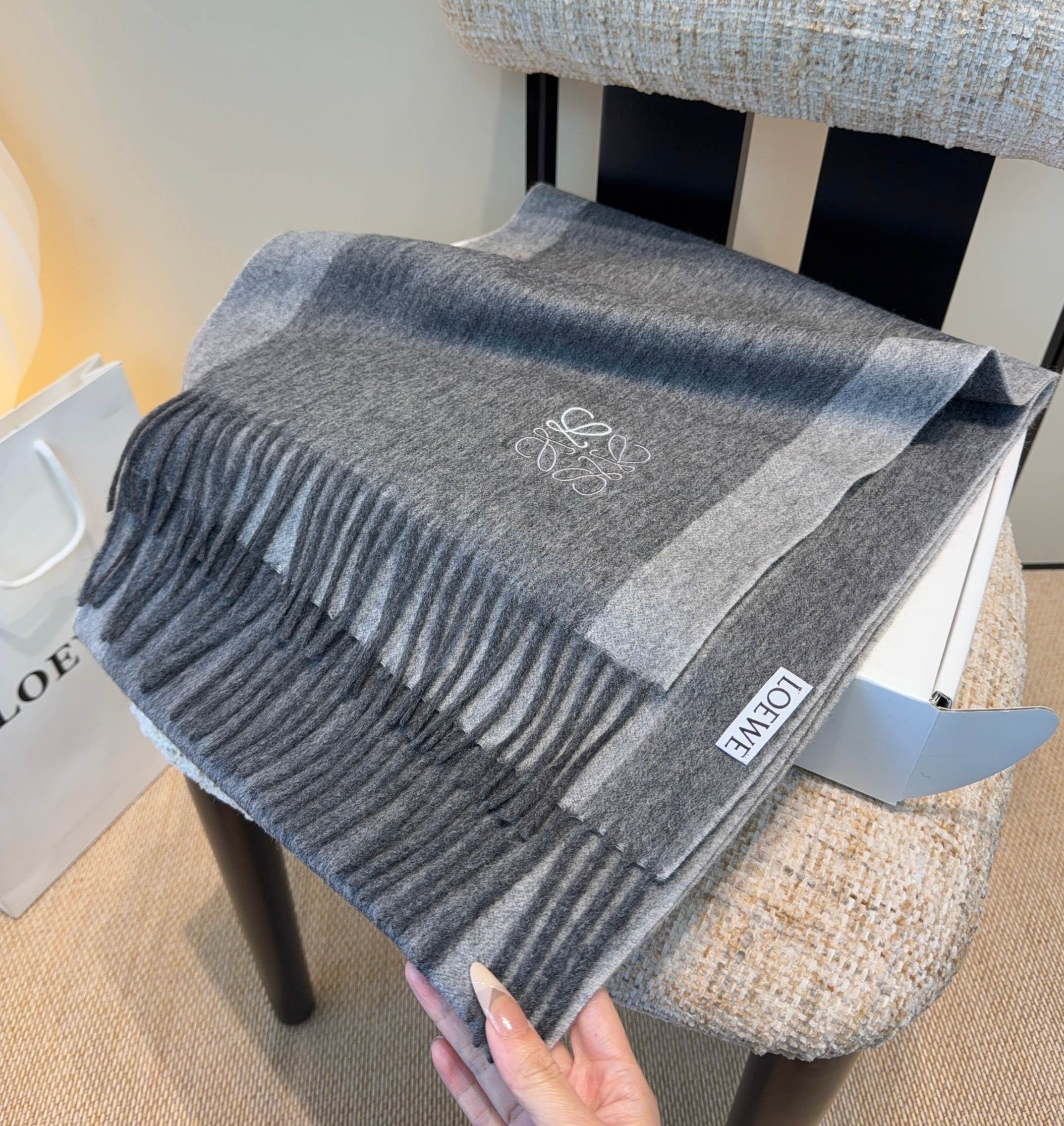 太美了😍罗意威 情侣款 美到要尖叫😱最新款🎊英伦欧美范儿 又是一款即时尚又实用的大围巾&长巾，🎆撞色的颜