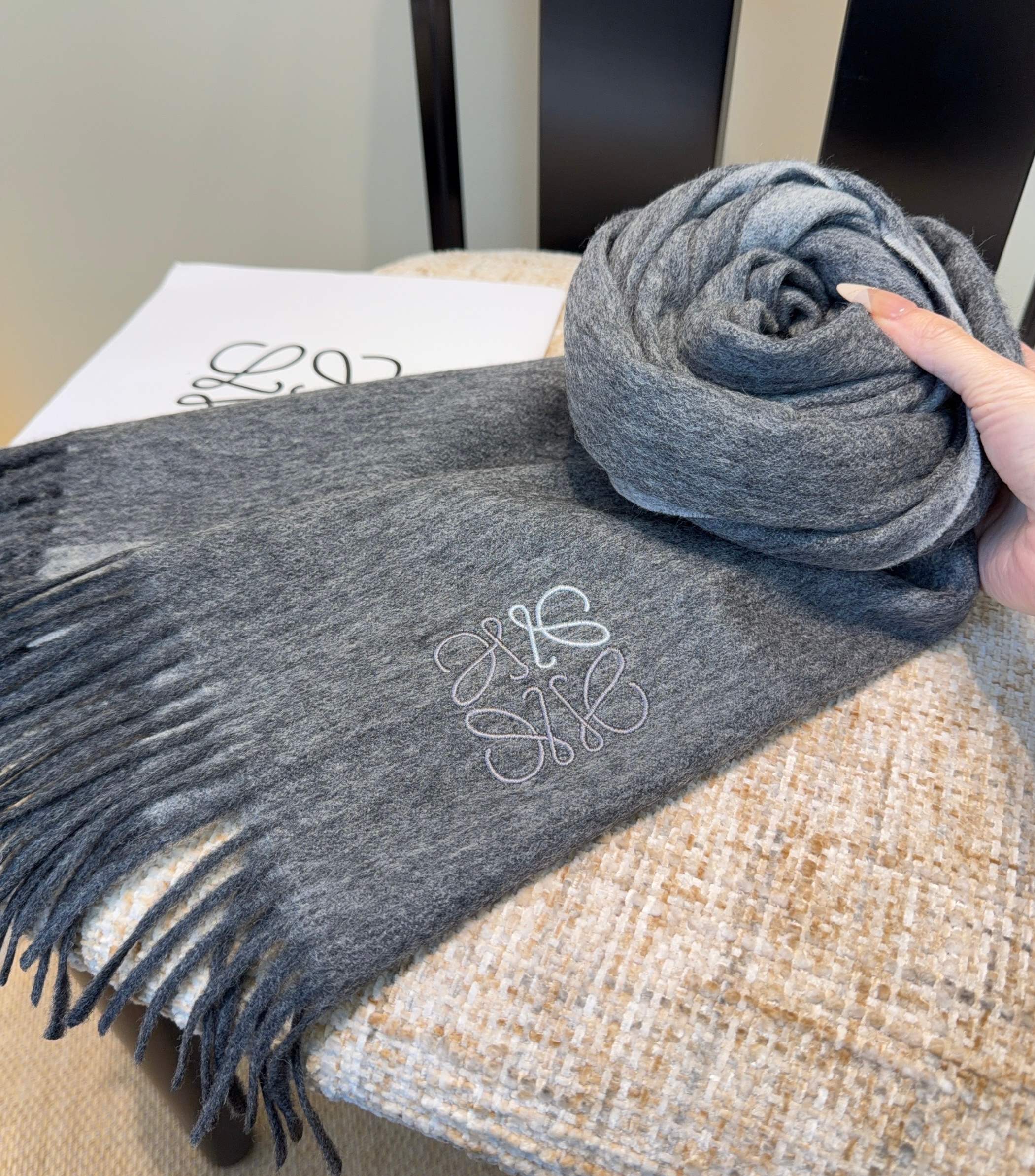 太美了😍罗意威 情侣款 美到要尖叫😱最新款🎊英伦欧美范儿 又是一款即时尚又实用的大围巾&长巾，🎆撞色的颜