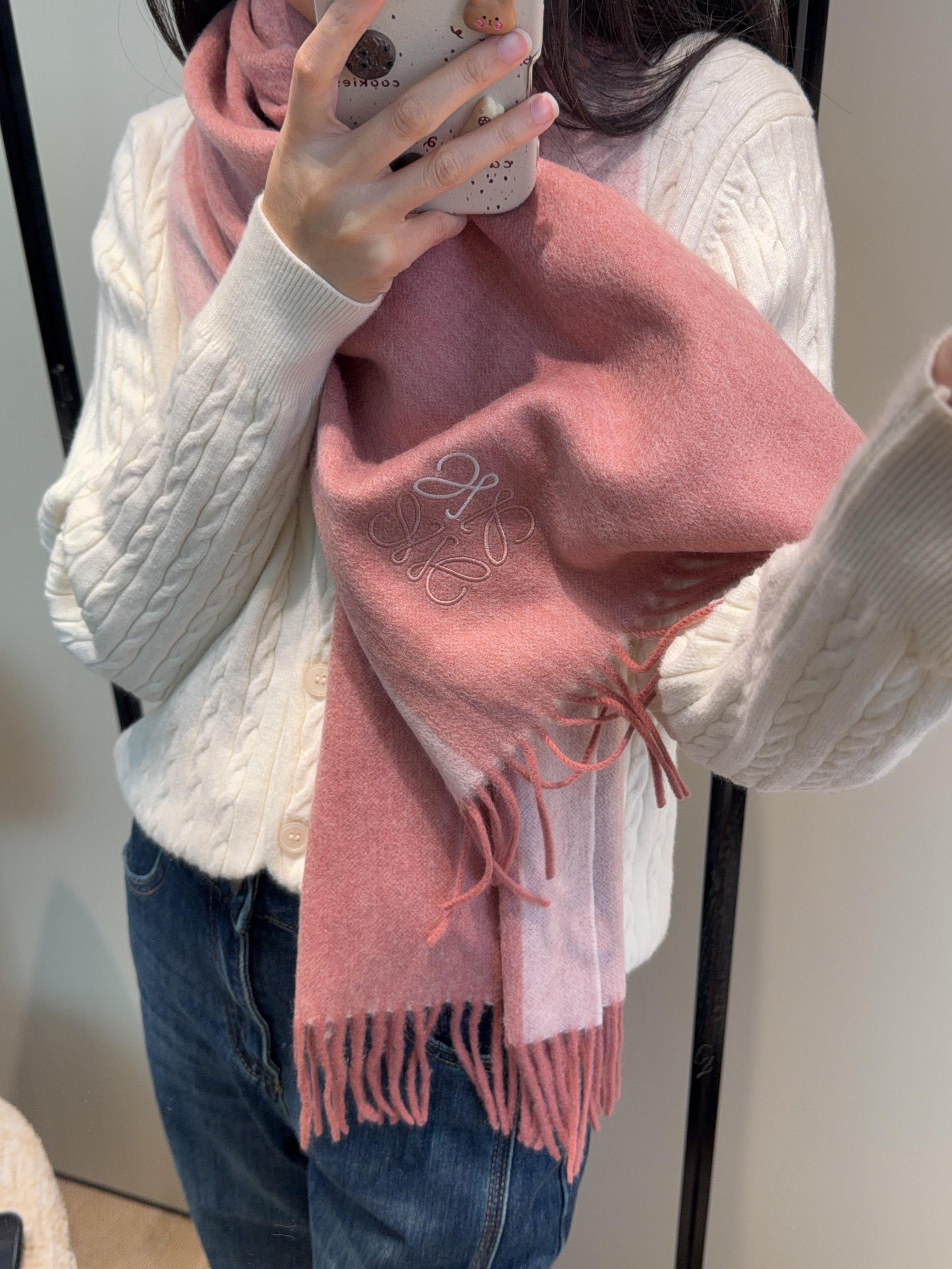 太美了😍罗意威 情侣款 美到要尖叫😱最新款🎊英伦欧美范儿 又是一款即时尚又实用的大围巾&长巾，🎆撞色的颜