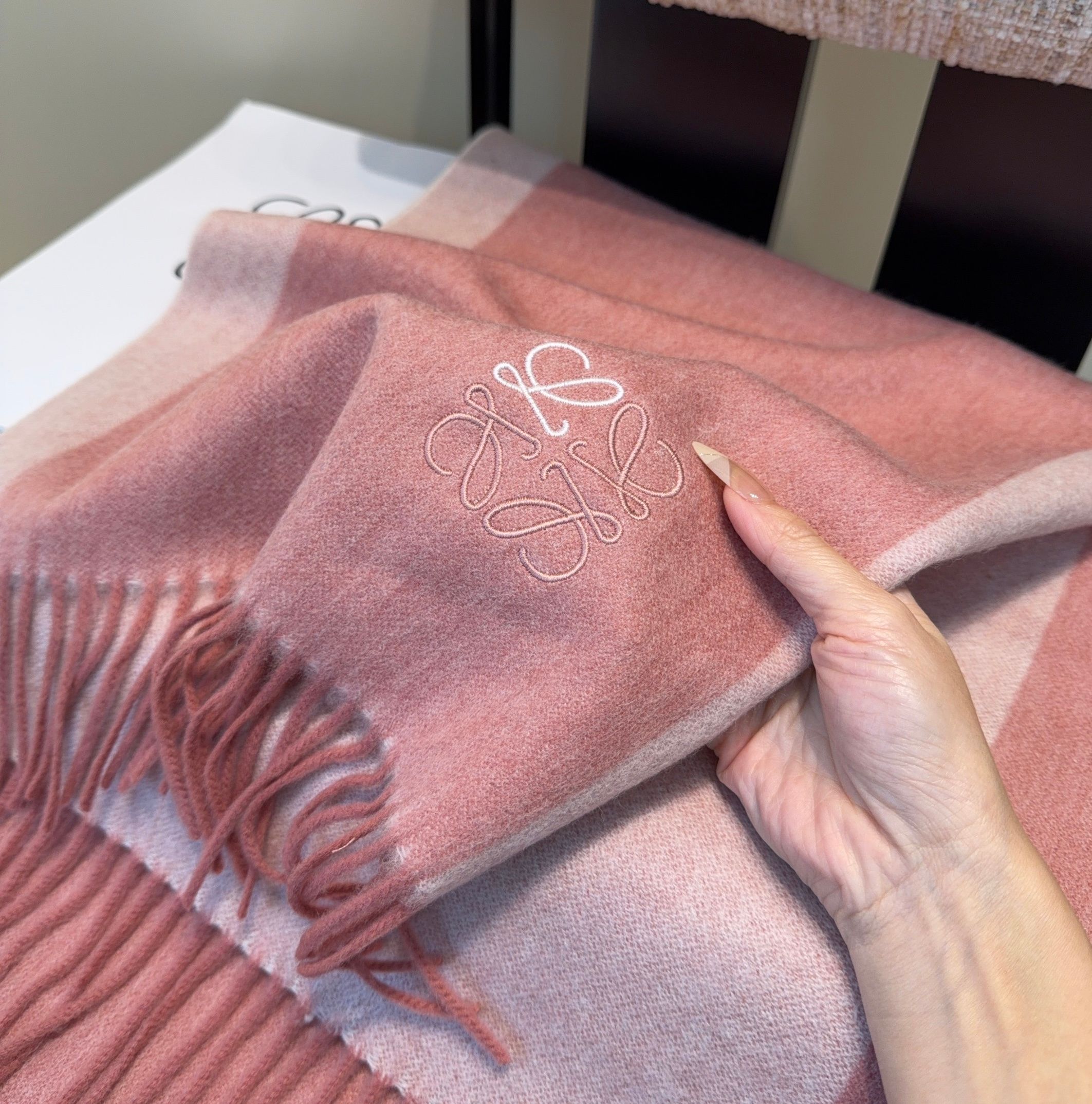 太美了😍罗意威 情侣款 美到要尖叫😱最新款🎊英伦欧美范儿 又是一款即时尚又实用的大围巾&长巾，🎆撞色的颜