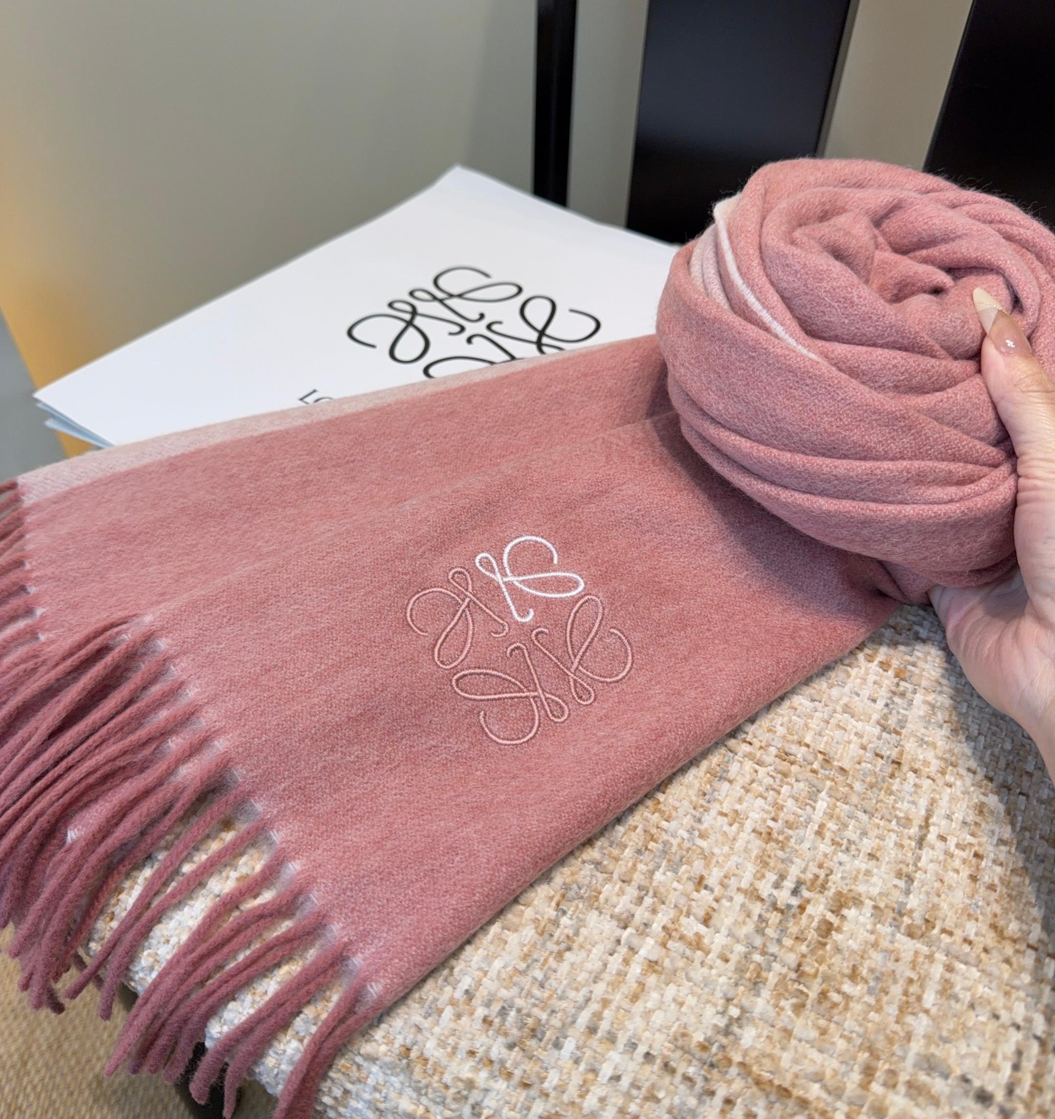 太美了😍罗意威 情侣款 美到要尖叫😱最新款🎊英伦欧美范儿 又是一款即时尚又实用的大围巾&长巾，🎆撞色的颜