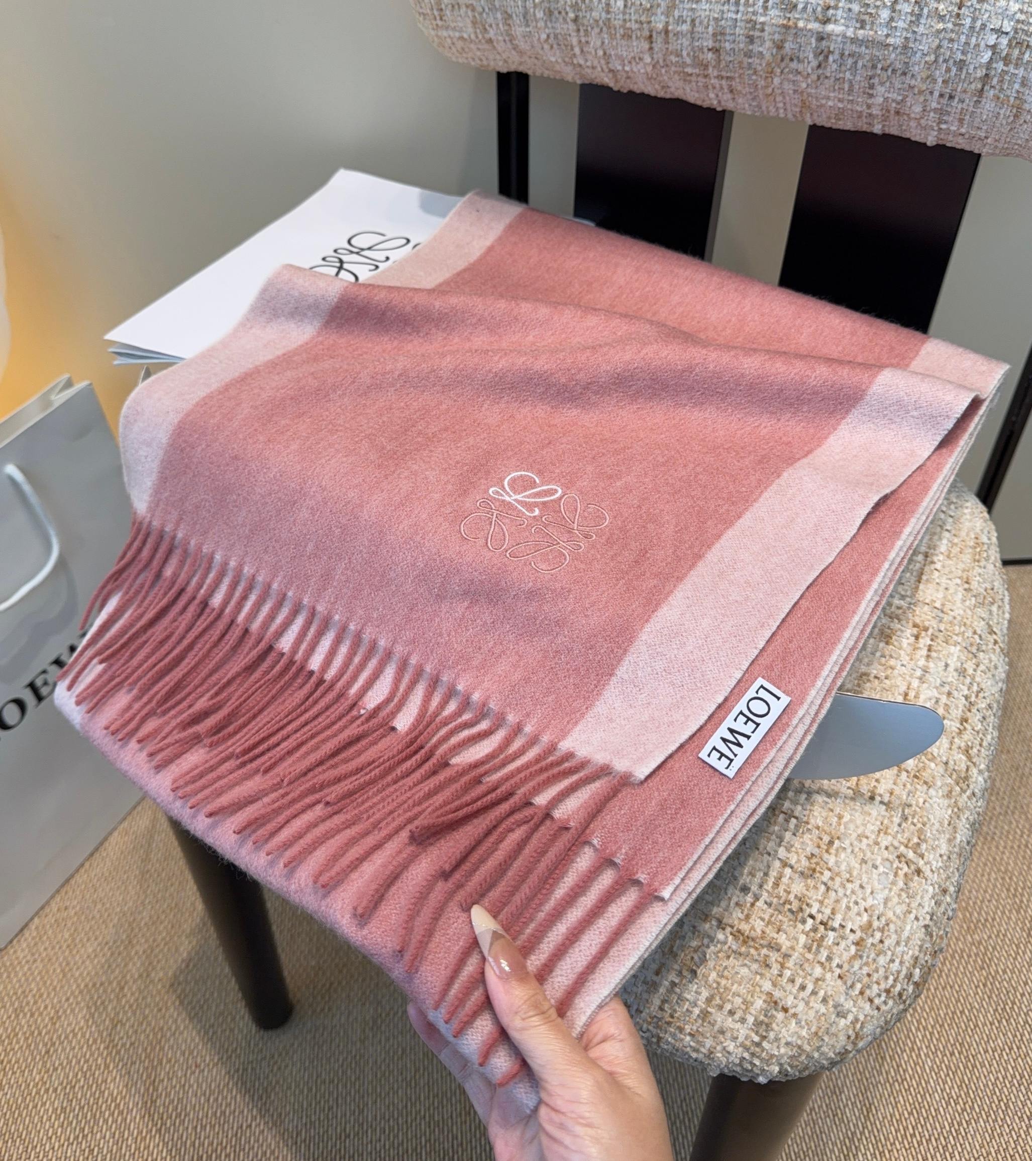 太美了😍罗意威 情侣款 美到要尖叫😱最新款🎊英伦欧美范儿 又是一款即时尚又实用的大围巾&长巾，🎆撞色的颜