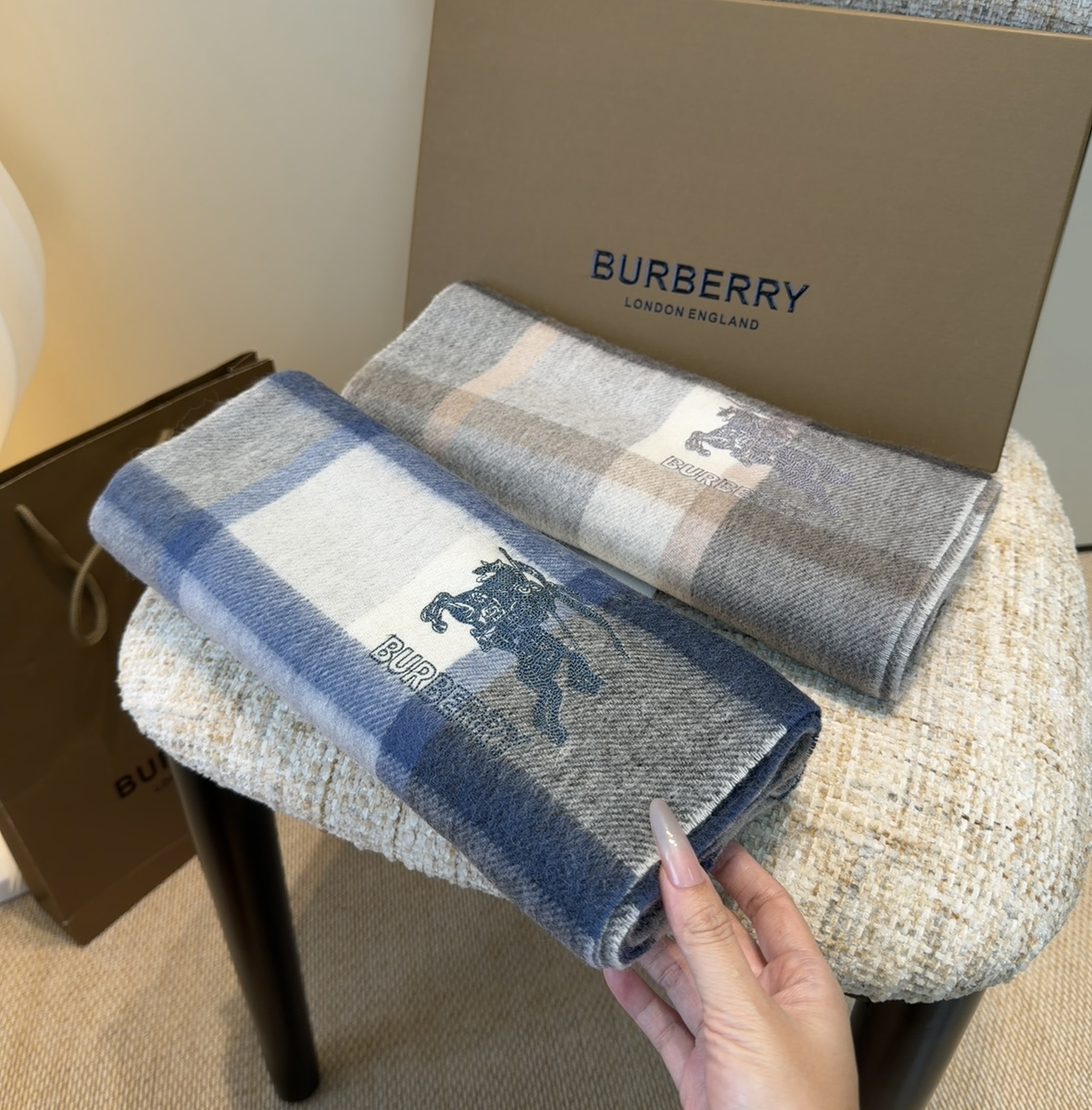 【▪️家属福利来了！！巴宝莉高端重磅男士围巾！】怒赞推荐，激动~！！下手绝对要快，同步专柜，最高端的男士