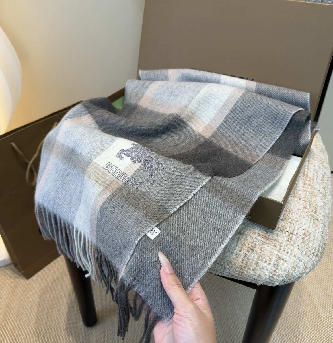 【▪️家属福利来了！！巴宝莉高端重磅男士围巾！】怒赞推荐，激动~！！下手绝对要快，同步专柜，最高端的男士