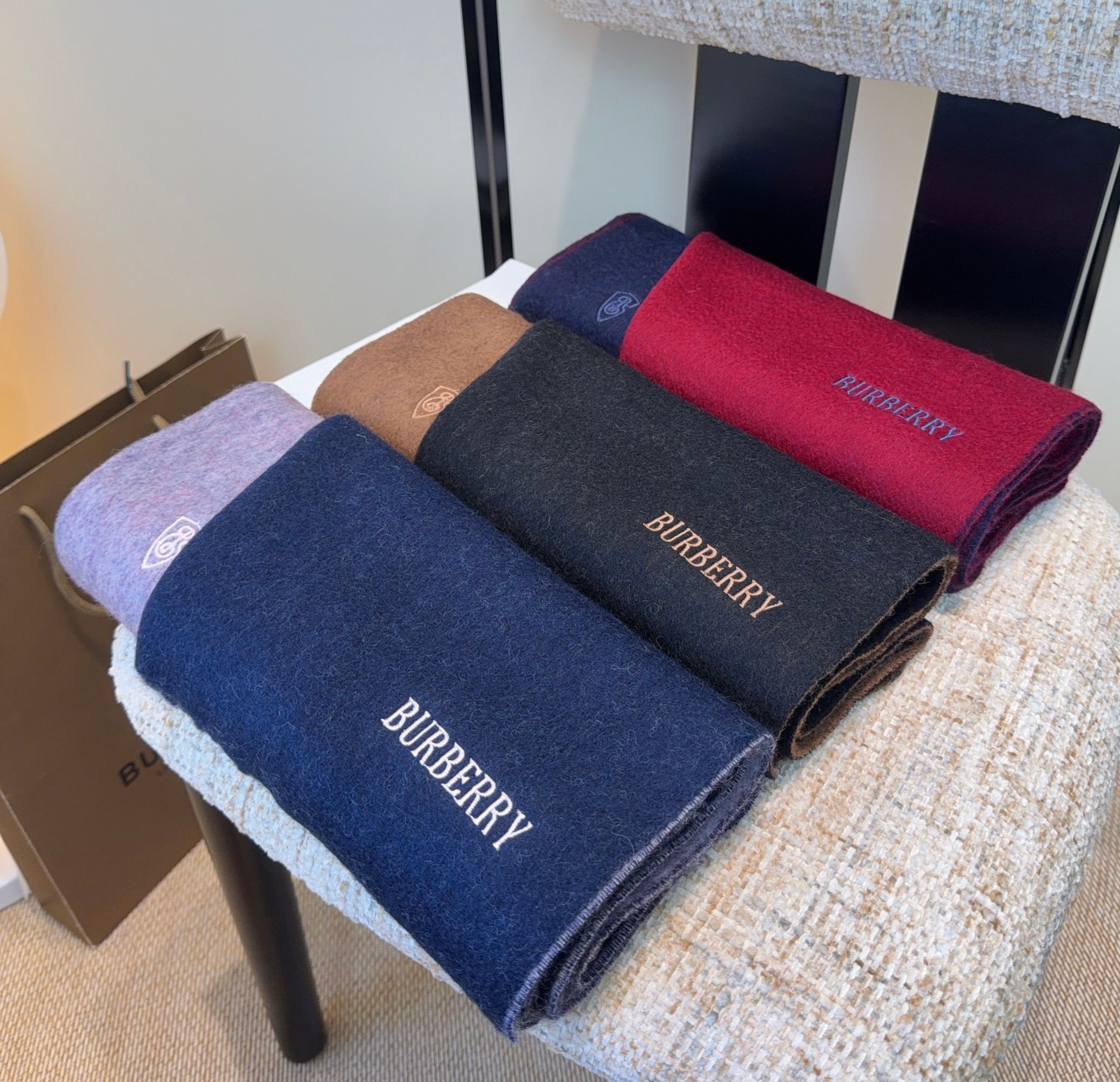 巴宝莉围巾❗️好看的要疯掉了，太有型太有魅力了❗️❗️非常斯文时尚的秋冬单品！真的很喜欢，非常Class