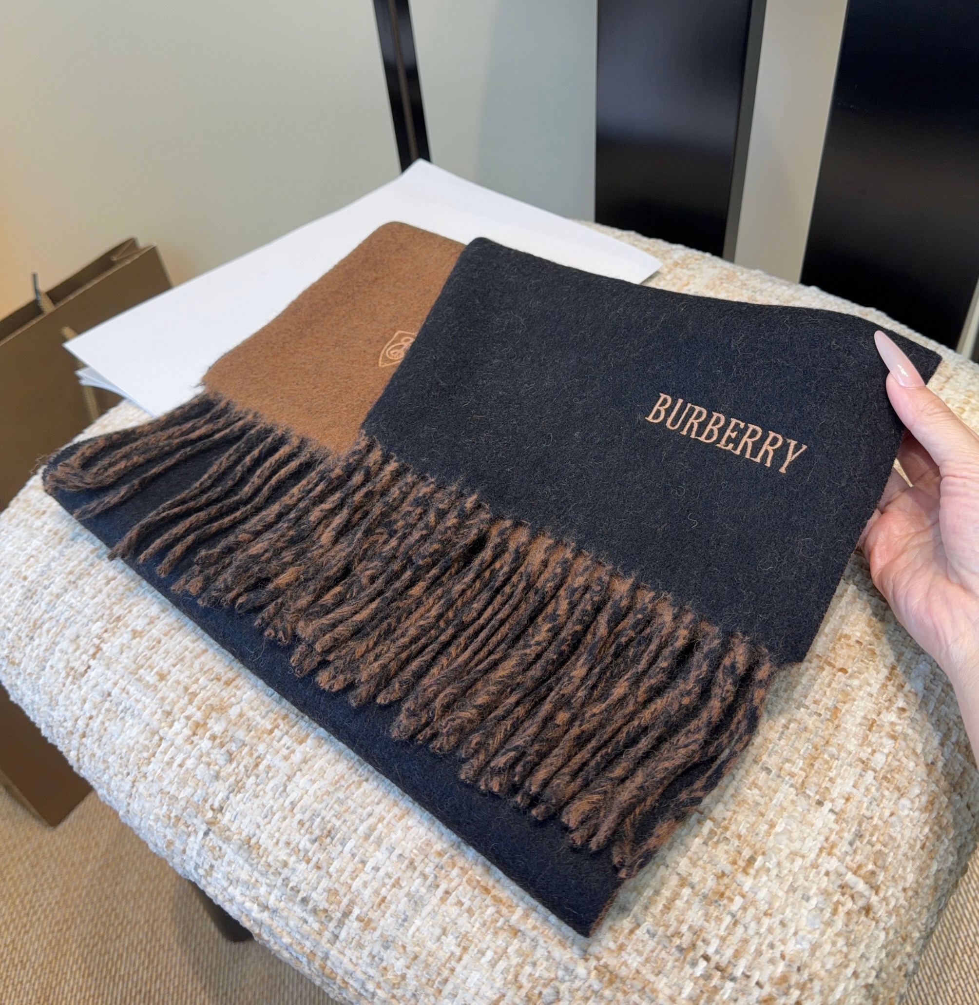 巴宝莉围巾❗️好看的要疯掉了，太有型太有魅力了❗️❗️非常斯文时尚的秋冬单品！真的很喜欢，非常Class