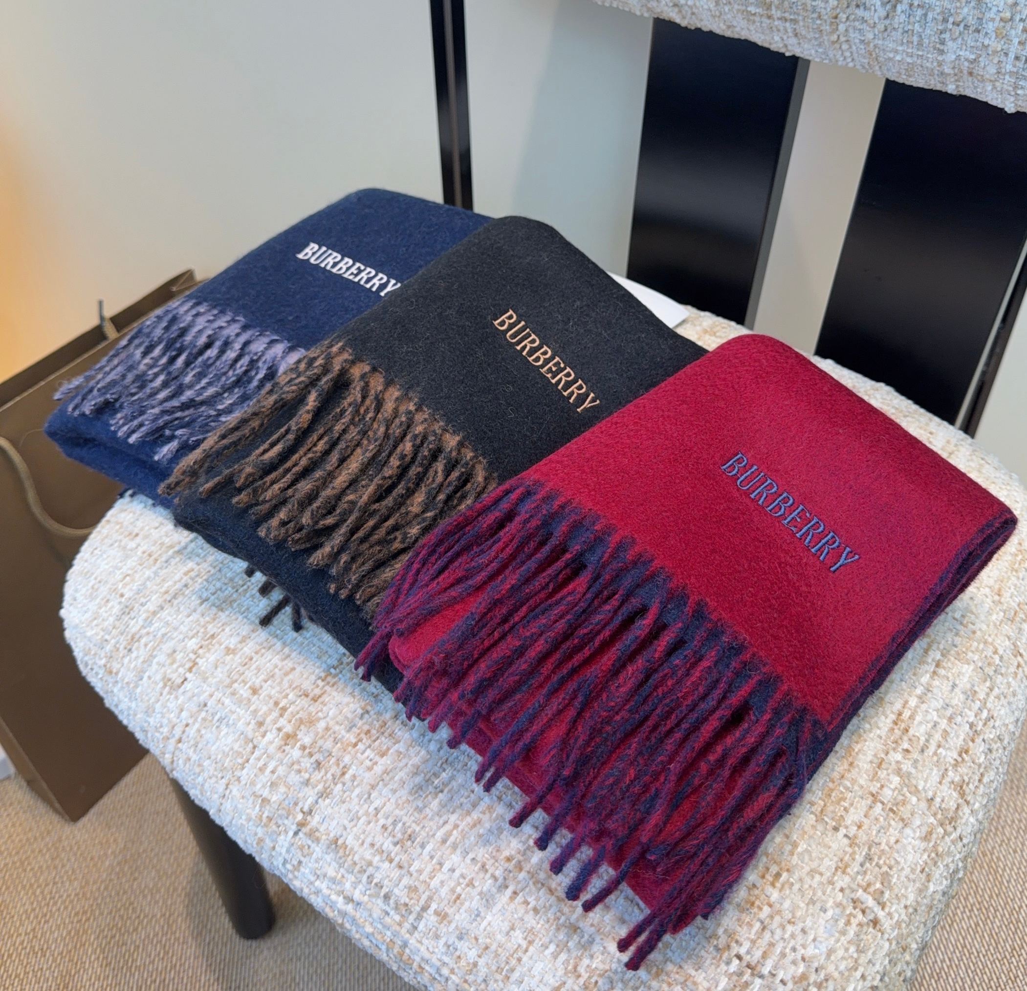 巴宝莉围巾❗️好看的要疯掉了，太有型太有魅力了❗️❗️非常斯文时尚的秋冬单品！真的很喜欢，非常Class