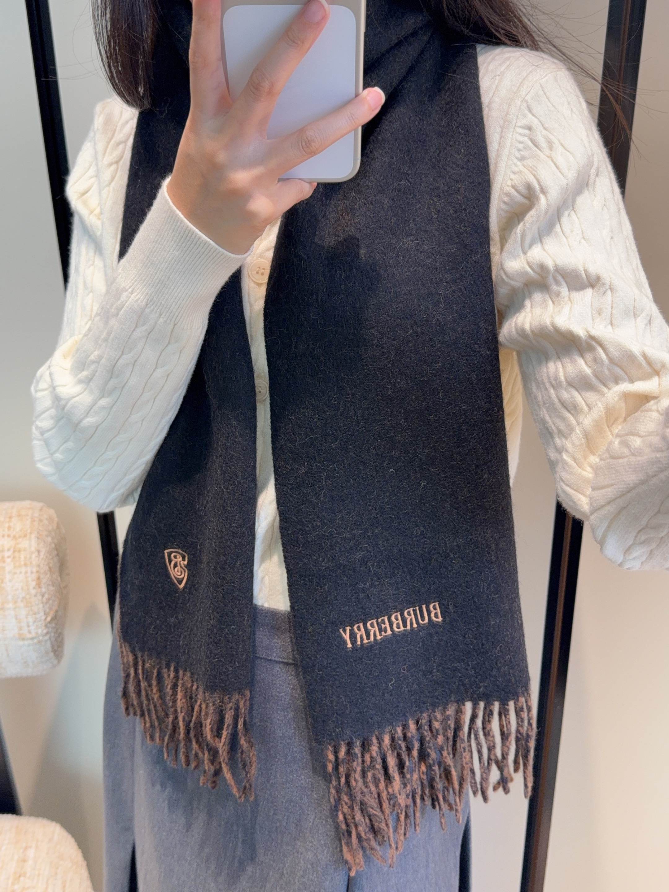 巴宝莉围巾❗️好看的要疯掉了，太有型太有魅力了❗️❗️非常斯文时尚的秋冬单品！真的很喜欢，非常Class