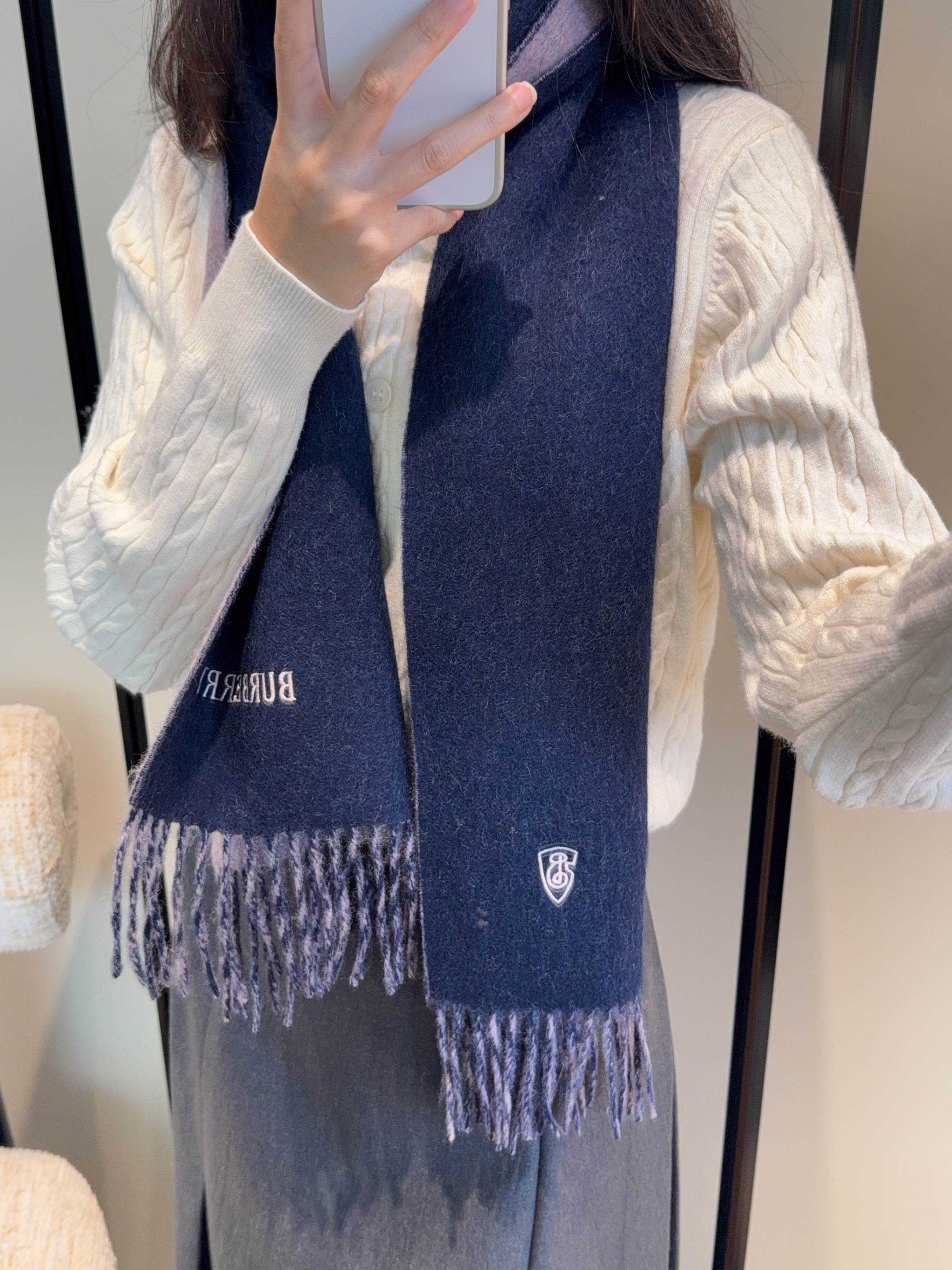 巴宝莉围巾❗️好看的要疯掉了，太有型太有魅力了❗️❗️非常斯文时尚的秋冬单品！真的很喜欢，非常Class