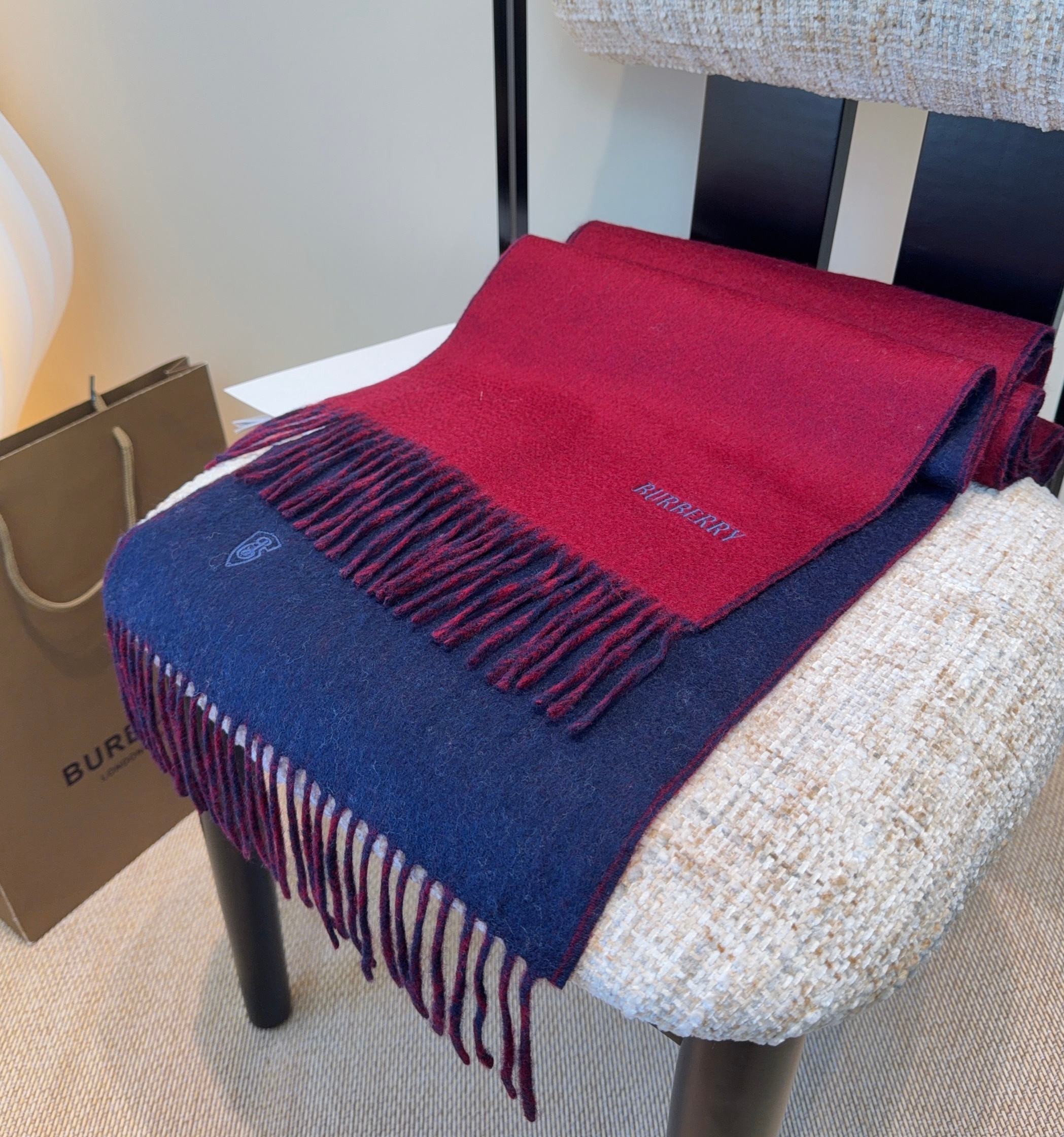 巴宝莉围巾❗️好看的要疯掉了，太有型太有魅力了❗️❗️非常斯文时尚的秋冬单品！真的很喜欢，非常Class