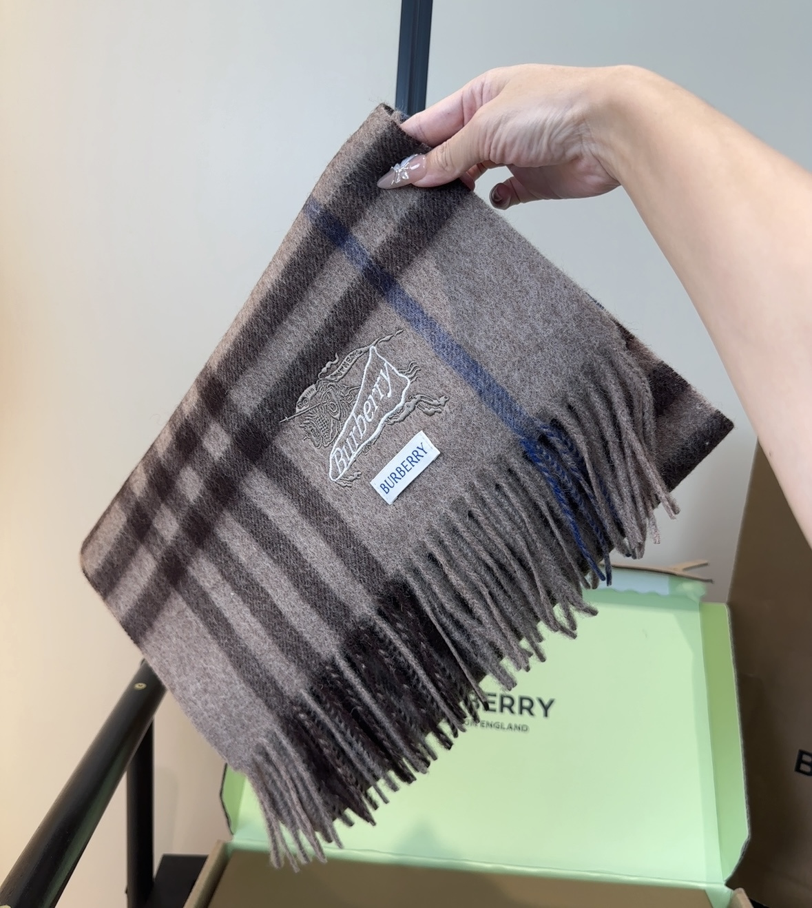 Burberry · 巴宝莉格子围巾❗️好看的要疯掉了，太有型太有魅力了❗️❗️非常斯文时尚的秋冬单品！