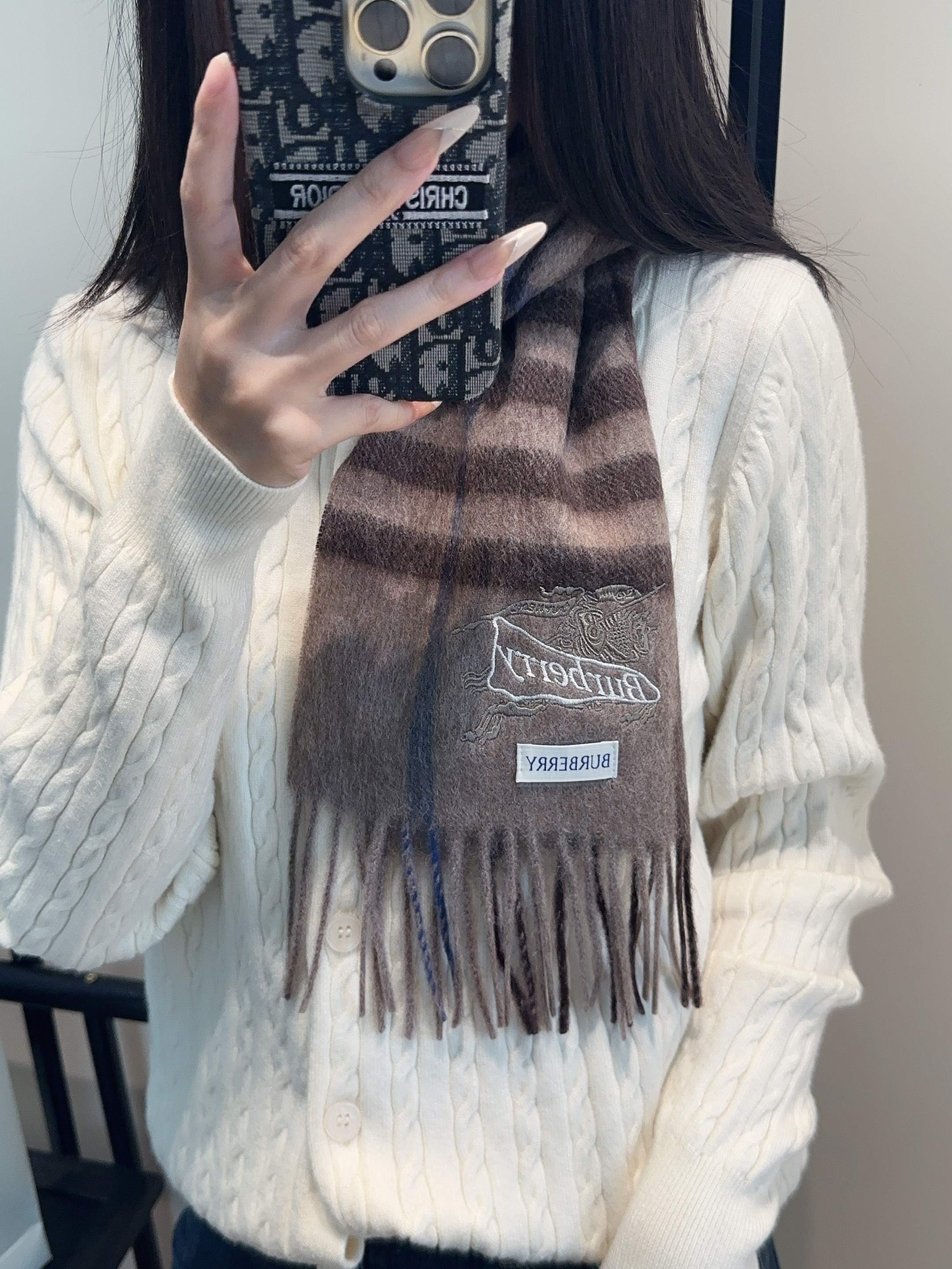 Burberry · 巴宝莉格子围巾❗️好看的要疯掉了，太有型太有魅力了❗️❗️非常斯文时尚的秋冬单品！
