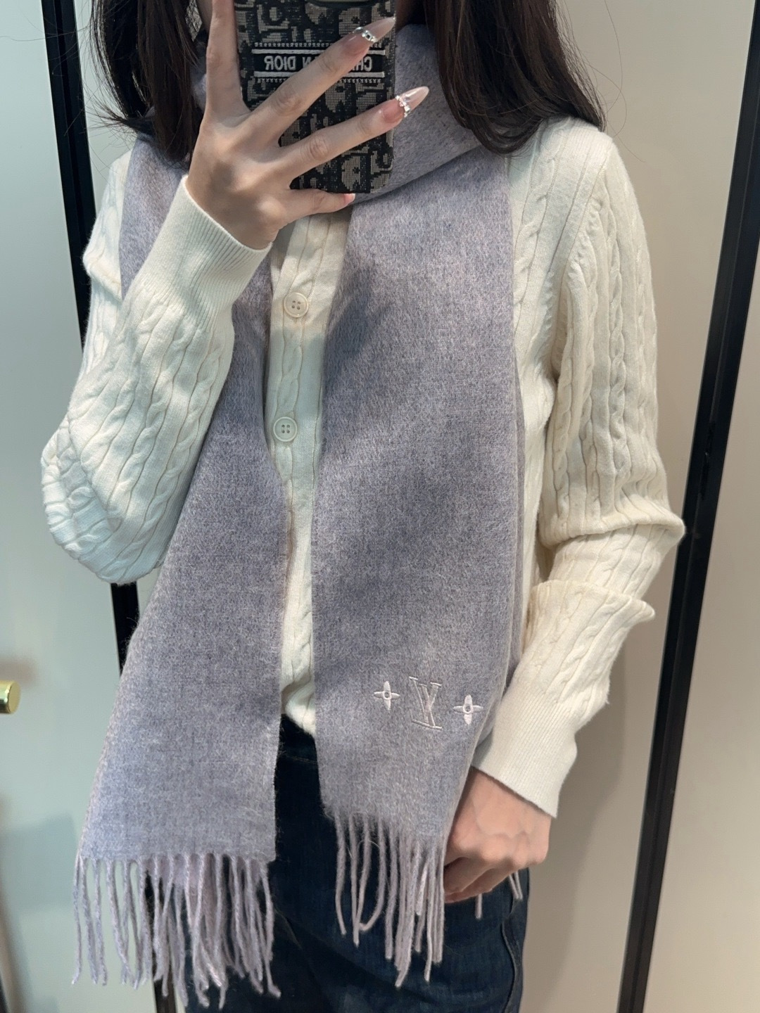 NO:704471,The green scarf is crazy beautiful, so stylish and charming, a very elegant and fashionable autumn and winter item!  I really like it, it’s a very classic men’s design. The men’s items are small but refined, and the feel is really amazing. The effect on the upper body is really good, no matter how you wear it, it looks good!  !  This style is really worth buying with your eyes closed, and it can be easily worn by any age group!  !  !  30*cm high version scarf, high version scarf, louis vuitton19860909Lv围巾好看的要疯掉了,太有型太有魅力了非常斯文时尚的秋冬单品！真的很喜欢,非常Classical的男款设计.男人的东西少而精手感真的绝了上身效果真的随便怎么围都好看！！这种款式真的闭着眼买,任何年龄层都轻松驾驭！！！30*cm高版本围巾,高版本围巾,louis vuitton,scarf