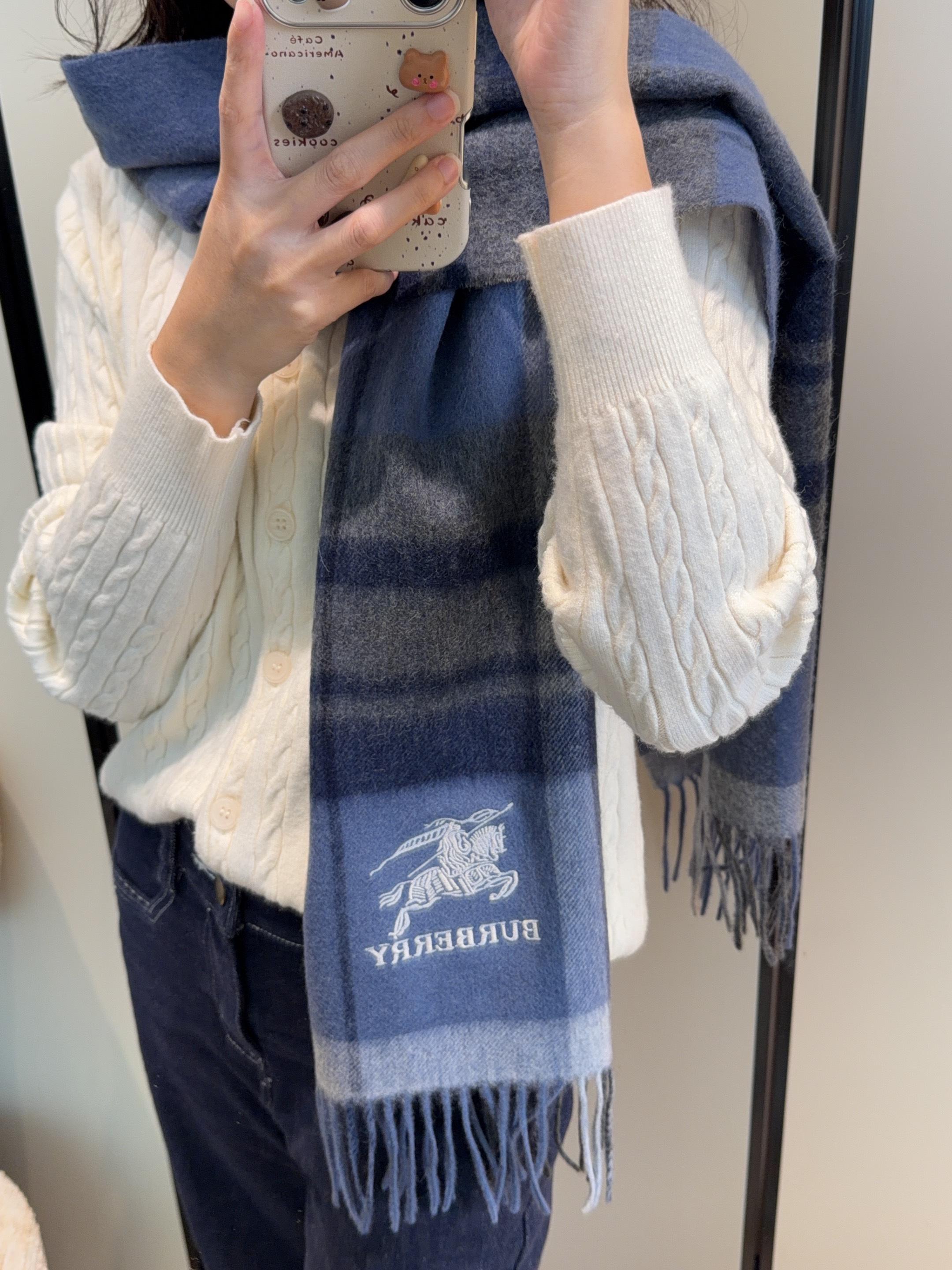 NO:711514,Burberry · Burberry scarf is so beautiful that it’s so stylish and charming. It’s a very elegant and fashionable autumn and winter item!  I really like it, it’s a very classic men’s design. The men’s items are small but refined, and the feel is really amazing. The effect on the upper body is really good, no matter how you wear it, it looks good!  !  This style is really worth buying with your eyes closed, and it can be easily worn by any age group!  !  !  30*180cm high version scarf, high version scarf, burberry, burberry19860909Burberry · 巴宝莉围巾好看的要疯掉了,太有型太有魅力了非常斯文时尚的秋冬单品！真的很喜欢,非常Classical的男款设计.男人的东西少而精手感真的绝了上身效果真的随便怎么围都好看！！这种款式真的闭着眼买,任何年龄层都轻松驾驭！！！30*180cm高版本围巾,高版本围巾,burberry,burberry,scarf