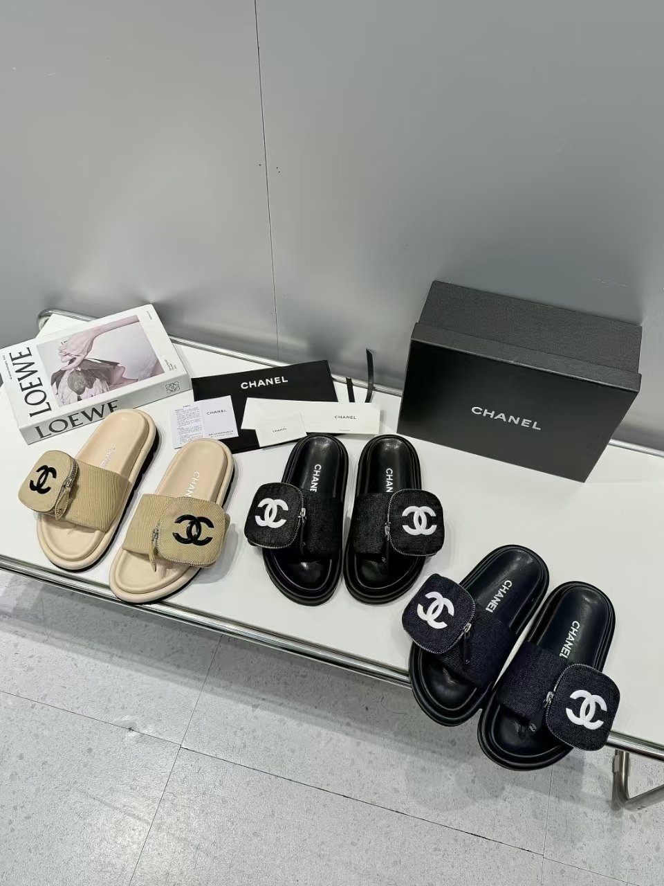 p250 💕Xiaoxiang CHANEL2025 estilo caliente 💯Sandalias y pantuflas con logo en relieve Este estilo tiene un patrón Mon…
