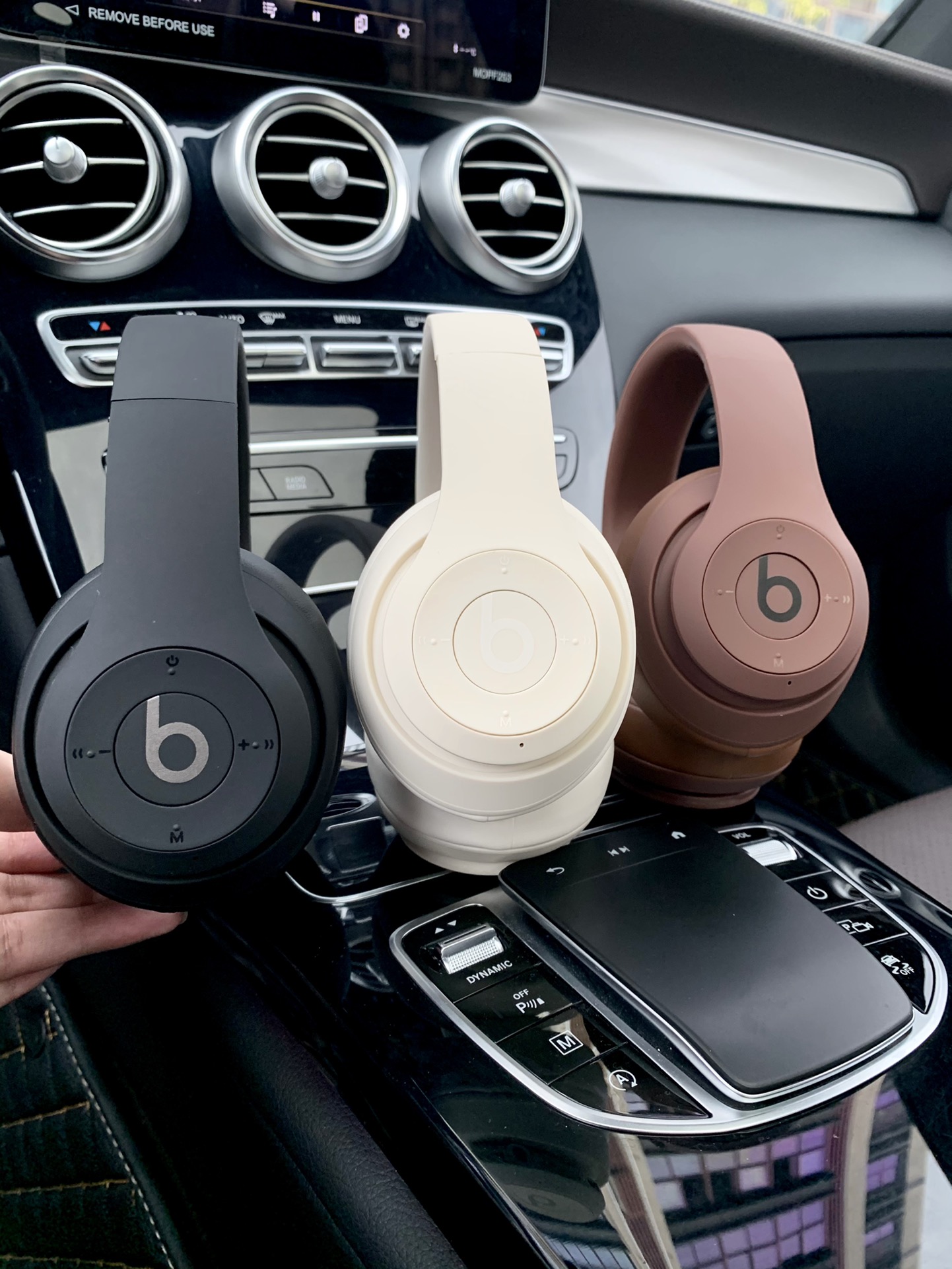 售价:74💰录音室四代🎧beats studio pro wireless 苹果录音师4弹窗版无线/有线蓝牙双模耳机,魔声录音师第四代无线蓝牙耳机弹窗版,连接iPhone,会有Beats studio pro 的弹窗出现哦,专柜品质,赠送usb充电线和3.5mm音频线,既可以有线,也可以无线,音质也是相当的完美,3D立体棉耳机,耳机耳套非常柔软,就是戴一整天耳朵也不会不舒服,真的是非常棒的一款耳机,好不容易才弄到,四色齐发,黑色,藏青色,米白色,咖啡色。喜欢的赶紧哦,因为我也不知道后面还能不能再有啦,喜欢的赶紧下单哦。里面有说明书哦,不会使用的可以按照说明书操作哦。....