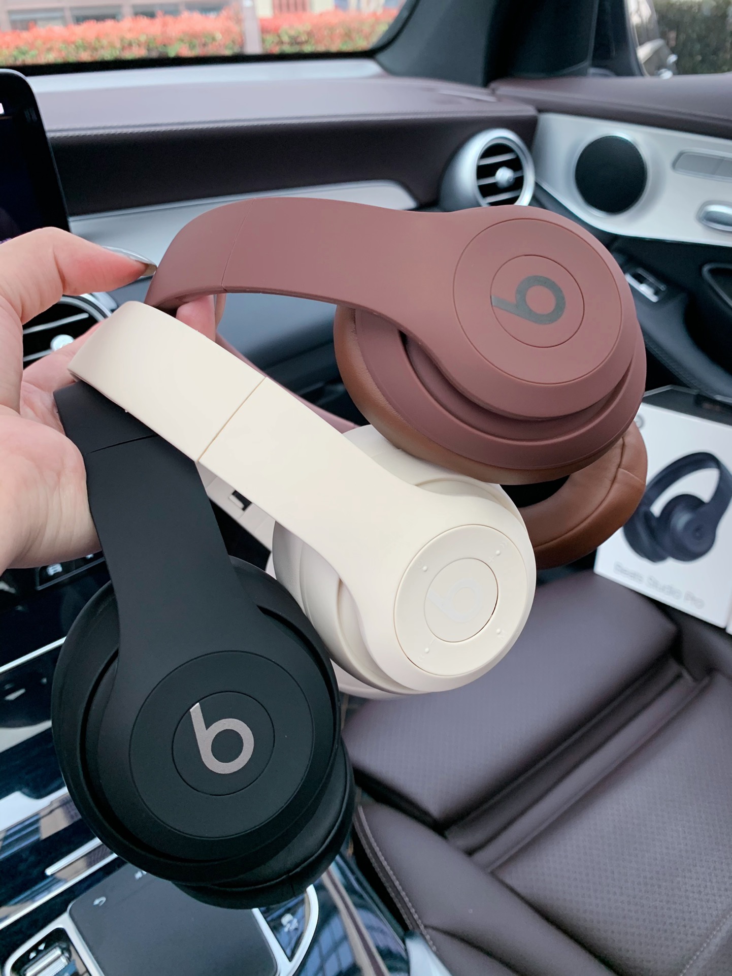 售价:74💰录音室四代🎧beats studio pro wireless 苹果录音师4弹窗版无线/有线蓝牙双模耳机,魔声录音师第四代无线蓝牙耳机弹窗版,连接iPhone,会有Beats studio pro 的弹窗出现哦,专柜品质,赠送usb充电线和3.5mm音频线,既可以有线,也可以无线,音质也是相当的完美,3D立体棉耳机,耳机耳套非常柔软,就是戴一整天耳朵也不会不舒服,真的是非常棒的一款耳机,好不容易才弄到,四色齐发,黑色,藏青色,米白色,咖啡色。喜欢的赶紧哦,因为我也不知道后面还能不能再有啦,喜欢的赶紧下单哦。里面有说明书哦,不会使用的可以按照说明书操作哦。....