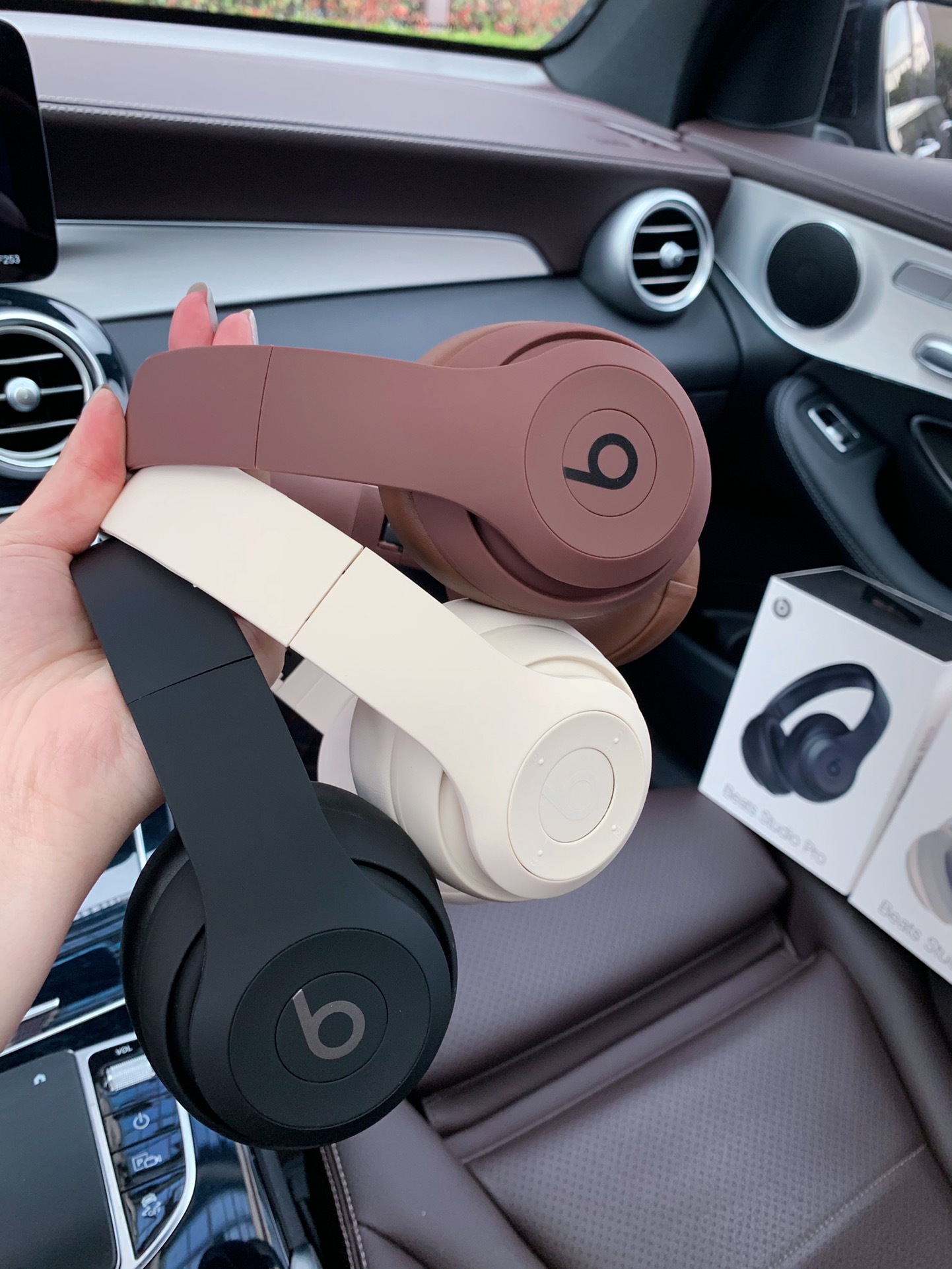 售价:74💰录音室四代🎧beats studio pro wireless 苹果录音师4弹窗版无线/有线蓝牙双模耳机,魔声录音师第四代无线蓝牙耳机弹窗版,连接iPhone,会有Beats studio pro 的弹窗出现哦,专柜品质,赠送usb充电线和3.5mm音频线,既可以有线,也可以无线,音质也是相当的完美,3D立体棉耳机,耳机耳套非常柔软,就是戴一整天耳朵也不会不舒服,真的是非常棒的一款耳机,好不容易才弄到,四色齐发,黑色,藏青色,米白色,咖啡色。喜欢的赶紧哦,因为我也不知道后面还能不能再有啦,喜欢的赶紧下单哦。里面有说明书哦,不会使用的可以按照说明书操作哦。....