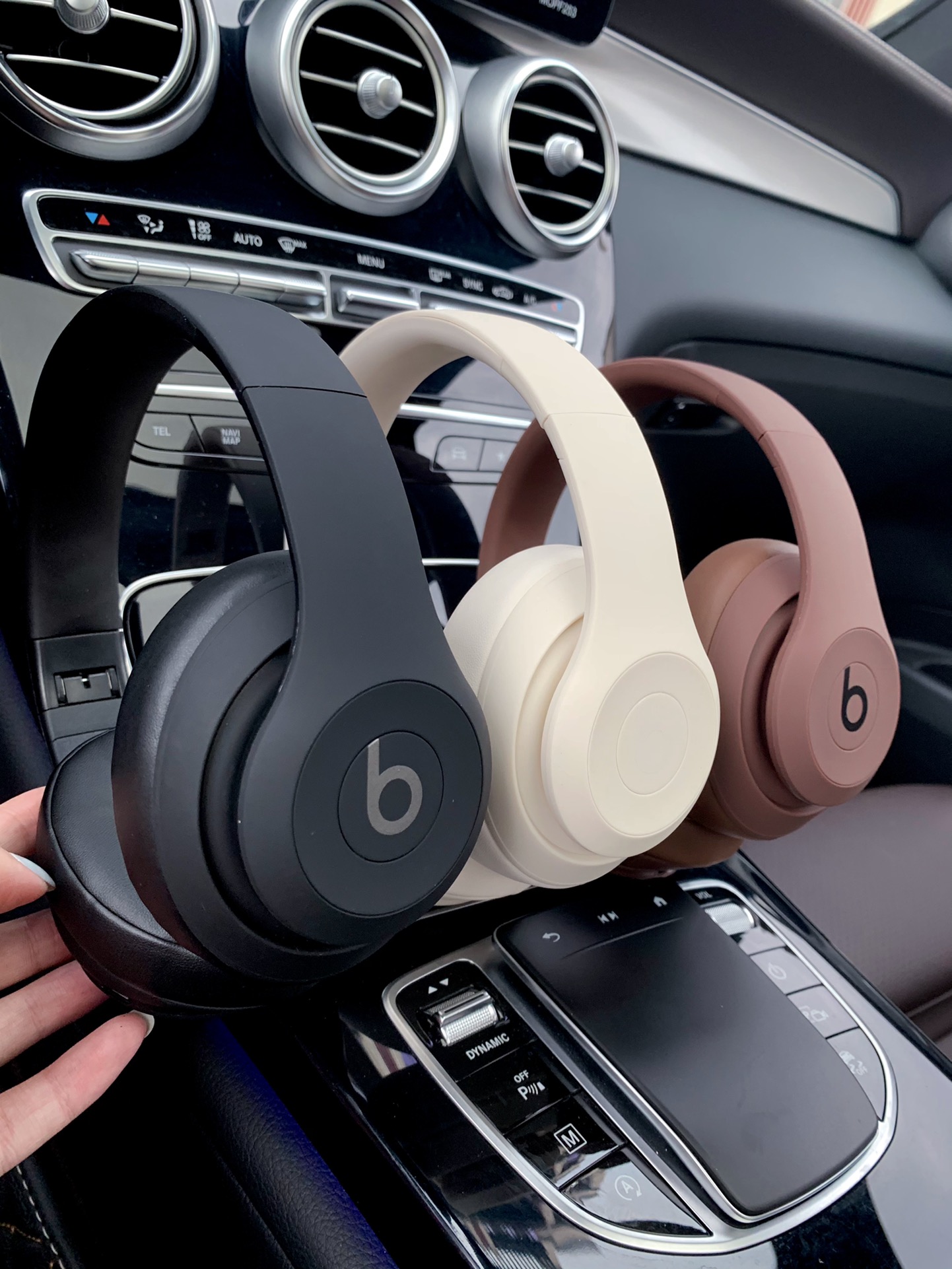 售价:74💰录音室四代🎧beats studio pro wireless 苹果录音师4弹窗版无线/有线蓝牙双模耳机,魔声录音师第四代无线蓝牙耳机弹窗版,连接iPhone,会有Beats studio pro 的弹窗出现哦,专柜品质,赠送usb充电线和3.5mm音频线,既可以有线,也可以无线,音质也是相当的完美,3D立体棉耳机,耳机耳套非常柔软,就是戴一整天耳朵也不会不舒服,真的是非常棒的一款耳机,好不容易才弄到,四色齐发,黑色,藏青色,米白色,咖啡色。喜欢的赶紧哦,因为我也不知道后面还能不能再有啦,喜欢的赶紧下单哦。里面有说明书哦,不会使用的可以按照说明书操作哦。....