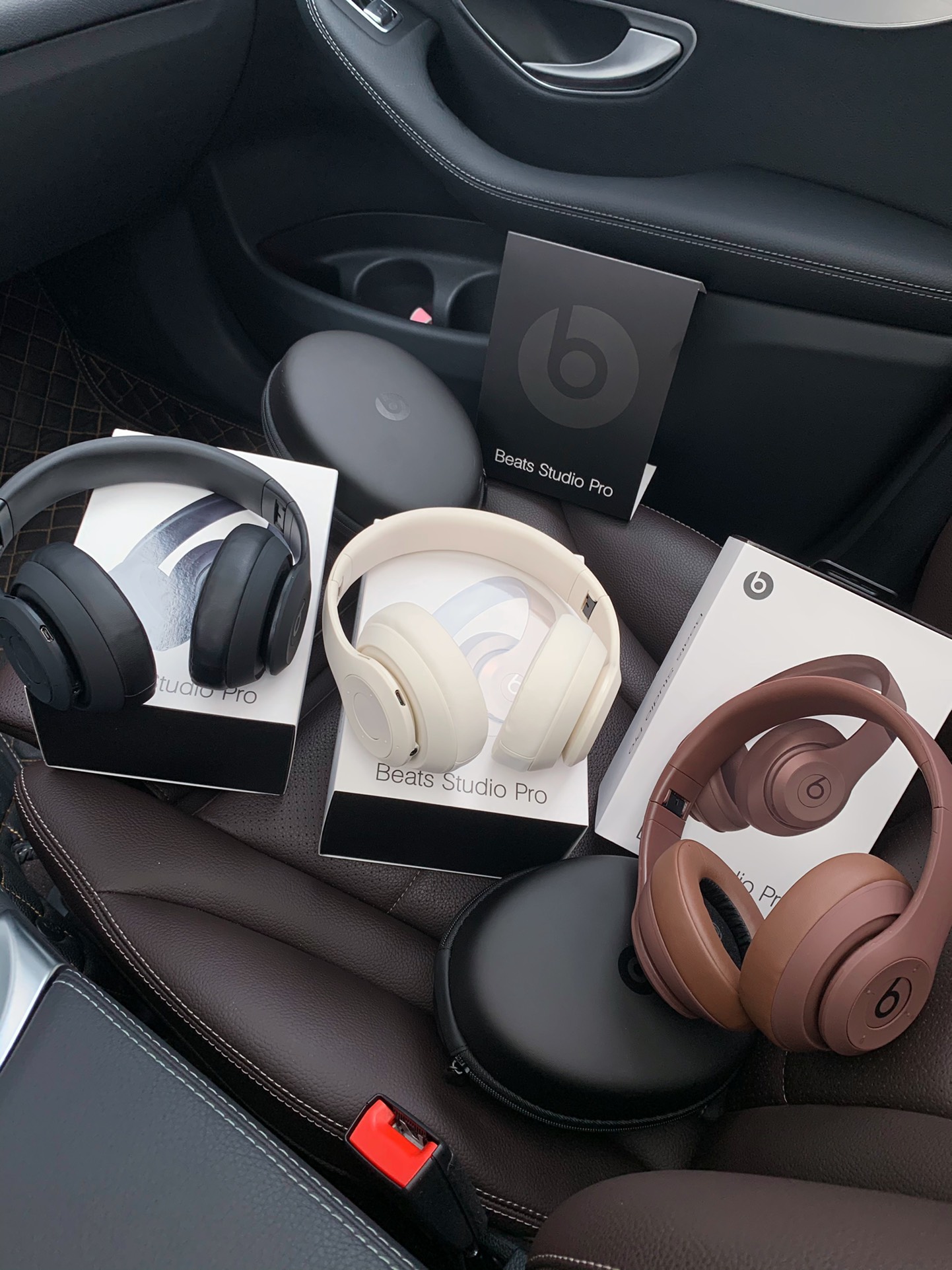 售价:74💰录音室四代🎧beats studio pro wireless 苹果录音师4弹窗版无线/有线蓝牙双模耳机,魔声录音师第四代无线蓝牙耳机弹窗版,连接iPhone,会有Beats studio pro 的弹窗出现哦,专柜品质,赠送usb充电线和3.5mm音频线,既可以有线,也可以无线,音质也是相当的完美,3D立体棉耳机,耳机耳套非常柔软,就是戴一整天耳朵也不会不舒服,真的是非常棒的一款耳机,好不容易才弄到,四色齐发,黑色,藏青色,米白色,咖啡色。喜欢的赶紧哦,因为我也不知道后面还能不能再有啦,喜欢的赶紧下单哦。里面有说明书哦,不会使用的可以按照说明书操作哦。....