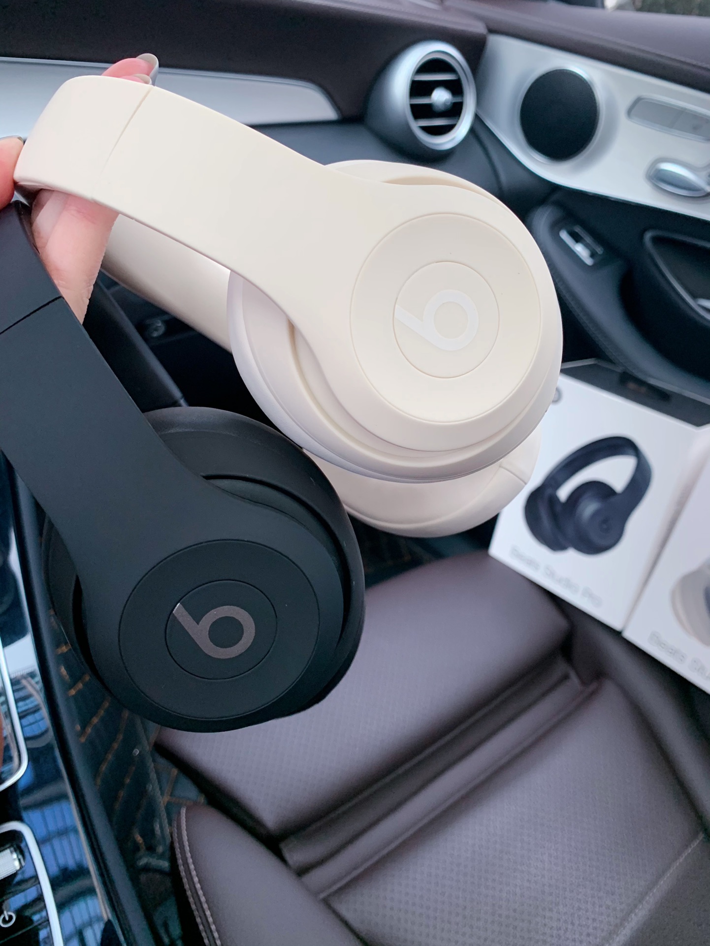 售价:74💰录音室四代🎧beats studio pro wireless 苹果录音师4弹窗版无线/有线蓝牙双模耳机,魔声录音师第四代无线蓝牙耳机弹窗版,连接iPhone,会有Beats studio pro 的弹窗出现哦,专柜品质,赠送usb充电线和3.5mm音频线,既可以有线,也可以无线,音质也是相当的完美,3D立体棉耳机,耳机耳套非常柔软,就是戴一整天耳朵也不会不舒服,真的是非常棒的一款耳机,好不容易才弄到,四色齐发,黑色,藏青色,米白色,咖啡色。喜欢的赶紧哦,因为我也不知道后面还能不能再有啦,喜欢的赶紧下单哦。里面有说明书哦,不会使用的可以按照说明书操作哦。....