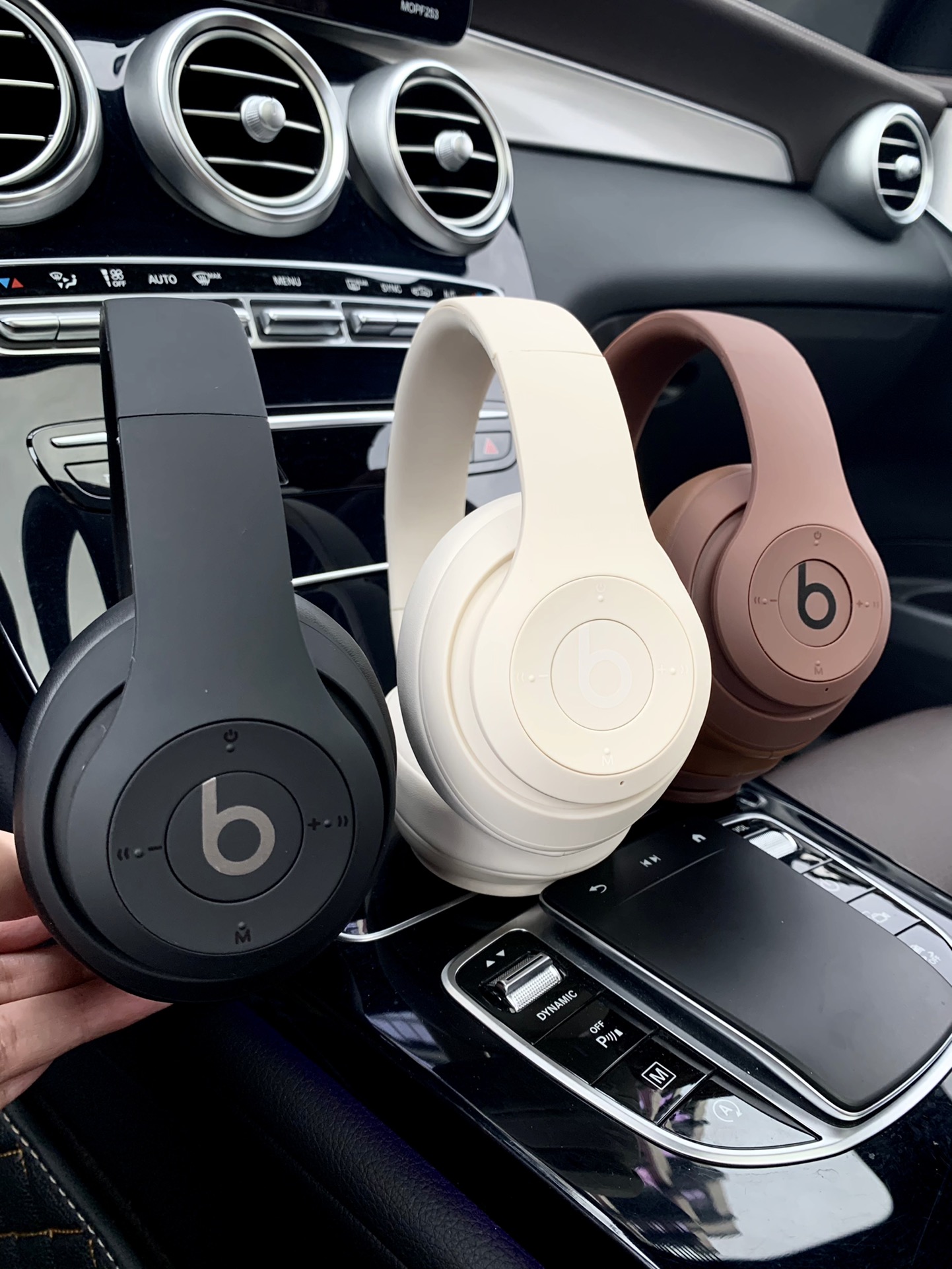 售价:74💰录音室四代🎧beats studio pro wireless 苹果录音师4弹窗版无线/有线蓝牙双模耳机,魔声录音师第四代无线蓝牙耳机弹窗版,连接iPhone,会有Beats studio pro 的弹窗出现哦,专柜品质,赠送usb充电线和3.5mm音频线,既可以有线,也可以无线,音质也是相当的完美,3D立体棉耳机,耳机耳套非常柔软,就是戴一整天耳朵也不会不舒服,真的是非常棒的一款耳机,好不容易才弄到,四色齐发,黑色,藏青色,米白色,咖啡色。喜欢的赶紧哦,因为我也不知道后面还能不能再有啦,喜欢的赶紧下单哦。里面有说明书哦,不会使用的可以按照说明书操作哦。....