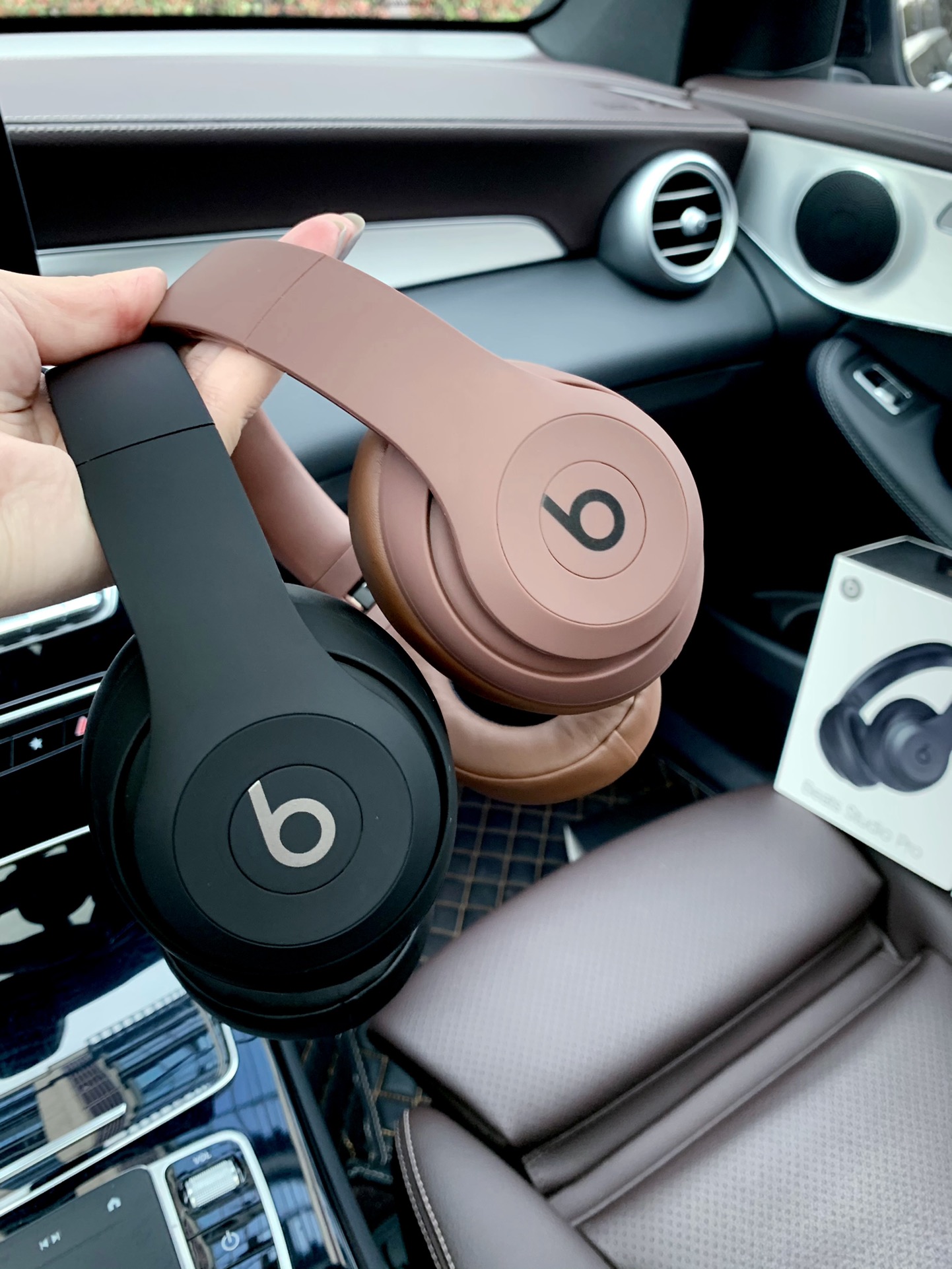 售价:74💰录音室四代🎧beats studio pro wireless 苹果录音师4弹窗版无线/有线蓝牙双模耳机,魔声录音师第四代无线蓝牙耳机弹窗版,连接iPhone,会有Beats studio pro 的弹窗出现哦,专柜品质,赠送usb充电线和3.5mm音频线,既可以有线,也可以无线,音质也是相当的完美,3D立体棉耳机,耳机耳套非常柔软,就是戴一整天耳朵也不会不舒服,真的是非常棒的一款耳机,好不容易才弄到,四色齐发,黑色,藏青色,米白色,咖啡色。喜欢的赶紧哦,因为我也不知道后面还能不能再有啦,喜欢的赶紧下单哦。里面有说明书哦,不会使用的可以按照说明书操作哦。....