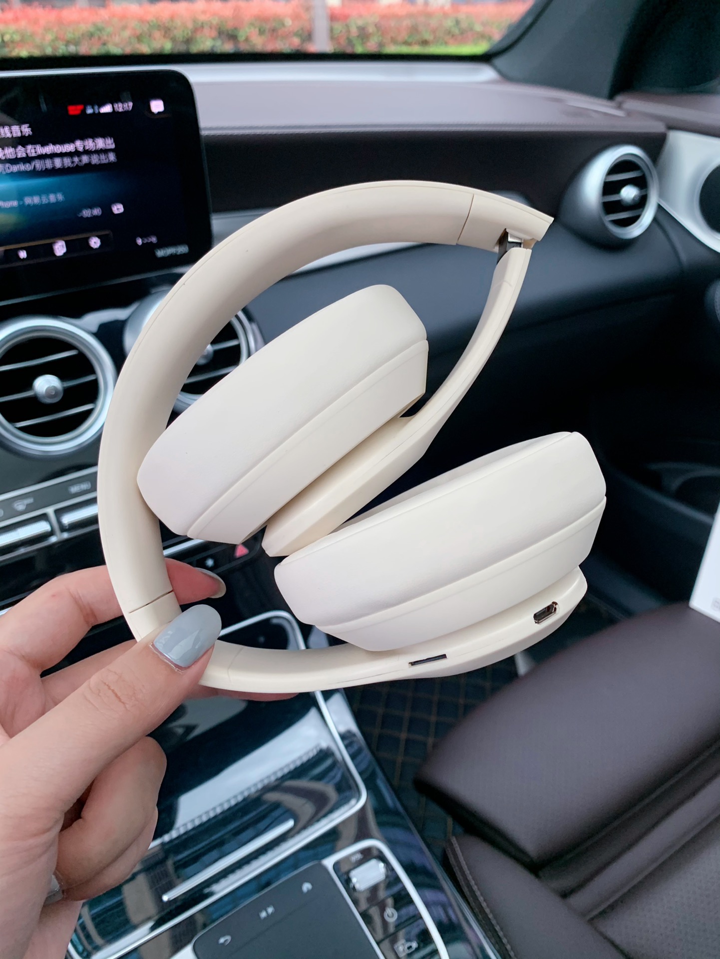 售价:74💰录音室四代🎧beats studio pro wireless 苹果录音师4弹窗版无线/有线蓝牙双模耳机,魔声录音师第四代无线蓝牙耳机弹窗版,连接iPhone,会有Beats studio pro 的弹窗出现哦,专柜品质,赠送usb充电线和3.5mm音频线,既可以有线,也可以无线,音质也是相当的完美,3D立体棉耳机,耳机耳套非常柔软,就是戴一整天耳朵也不会不舒服,真的是非常棒的一款耳机,好不容易才弄到,四色齐发,黑色,藏青色,米白色,咖啡色。喜欢的赶紧哦,因为我也不知道后面还能不能再有啦,喜欢的赶紧下单哦。里面有说明书哦,不会使用的可以按照说明书操作哦。....