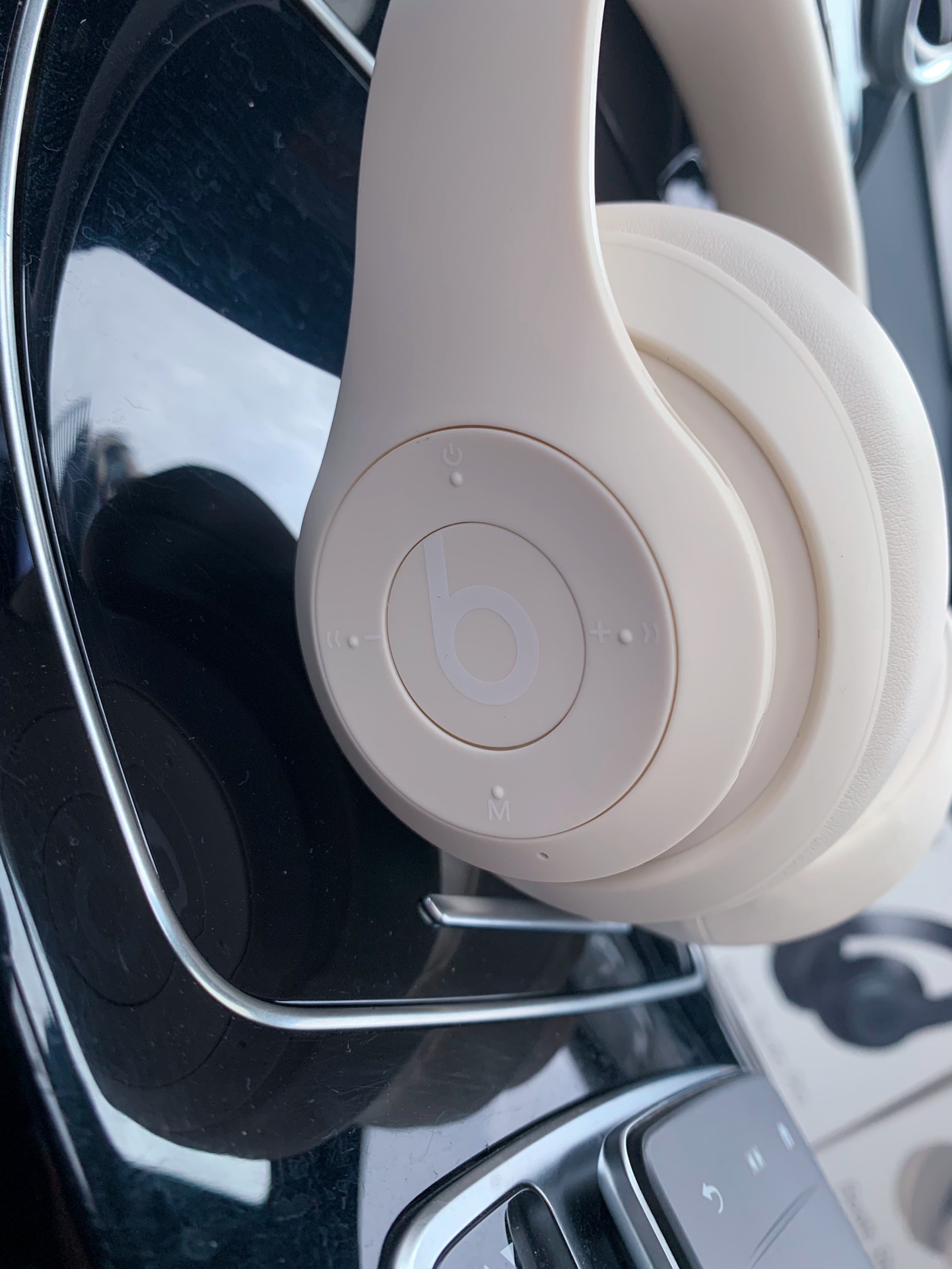 售价:74💰录音室四代🎧beats studio pro wireless 苹果录音师4弹窗版无线/有线蓝牙双模耳机,魔声录音师第四代无线蓝牙耳机弹窗版,连接iPhone,会有Beats studio pro 的弹窗出现哦,专柜品质,赠送usb充电线和3.5mm音频线,既可以有线,也可以无线,音质也是相当的完美,3D立体棉耳机,耳机耳套非常柔软,就是戴一整天耳朵也不会不舒服,真的是非常棒的一款耳机,好不容易才弄到,四色齐发,黑色,藏青色,米白色,咖啡色。喜欢的赶紧哦,因为我也不知道后面还能不能再有啦,喜欢的赶紧下单哦。里面有说明书哦,不会使用的可以按照说明书操作哦。....