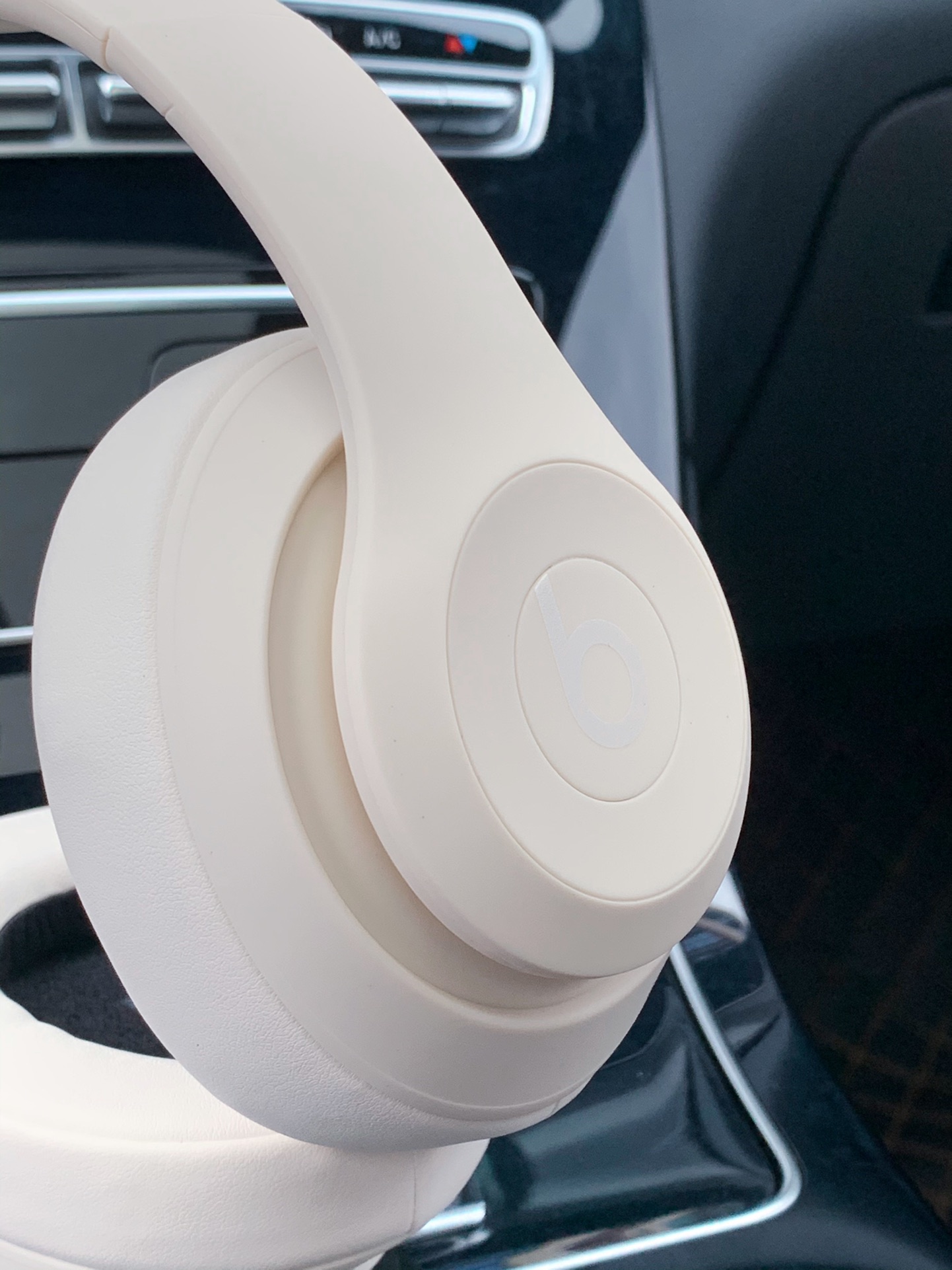 售价:74💰录音室四代🎧beats studio pro wireless 苹果录音师4弹窗版无线/有线蓝牙双模耳机,魔声录音师第四代无线蓝牙耳机弹窗版,连接iPhone,会有Beats studio pro 的弹窗出现哦,专柜品质,赠送usb充电线和3.5mm音频线,既可以有线,也可以无线,音质也是相当的完美,3D立体棉耳机,耳机耳套非常柔软,就是戴一整天耳朵也不会不舒服,真的是非常棒的一款耳机,好不容易才弄到,四色齐发,黑色,藏青色,米白色,咖啡色。喜欢的赶紧哦,因为我也不知道后面还能不能再有啦,喜欢的赶紧下单哦。里面有说明书哦,不会使用的可以按照说明书操作哦。....