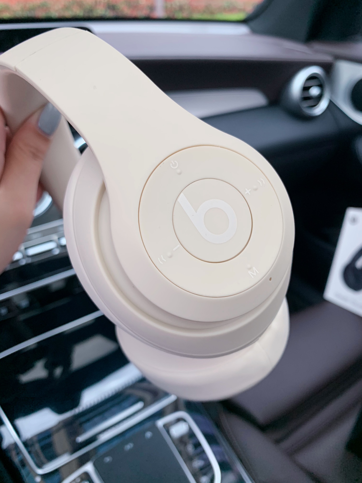 售价:74💰录音室四代🎧beats studio pro wireless 苹果录音师4弹窗版无线/有线蓝牙双模耳机,魔声录音师第四代无线蓝牙耳机弹窗版,连接iPhone,会有Beats studio pro 的弹窗出现哦,专柜品质,赠送usb充电线和3.5mm音频线,既可以有线,也可以无线,音质也是相当的完美,3D立体棉耳机,耳机耳套非常柔软,就是戴一整天耳朵也不会不舒服,真的是非常棒的一款耳机,好不容易才弄到,四色齐发,黑色,藏青色,米白色,咖啡色。喜欢的赶紧哦,因为我也不知道后面还能不能再有啦,喜欢的赶紧下单哦。里面有说明书哦,不会使用的可以按照说明书操作哦。....