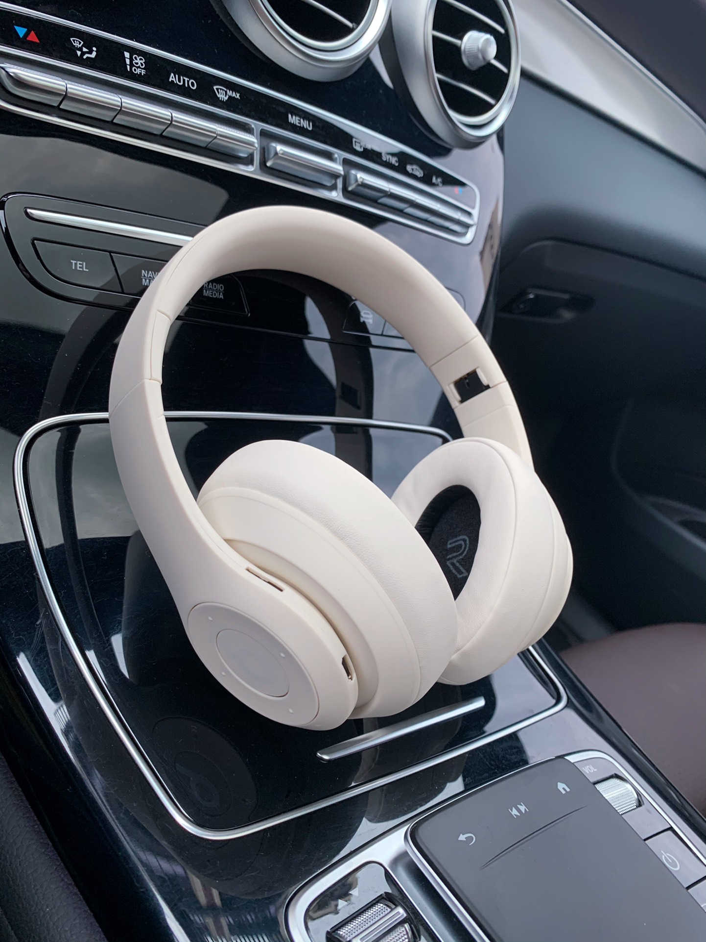 售价:74💰录音室四代🎧beats studio pro wireless 苹果录音师4弹窗版无线/有线蓝牙双模耳机,魔声录音师第四代无线蓝牙耳机弹窗版,连接iPhone,会有Beats studio pro 的弹窗出现哦,专柜品质,赠送usb充电线和3.5mm音频线,既可以有线,也可以无线,音质也是相当的完美,3D立体棉耳机,耳机耳套非常柔软,就是戴一整天耳朵也不会不舒服,真的是非常棒的一款耳机,好不容易才弄到,四色齐发,黑色,藏青色,米白色,咖啡色。喜欢的赶紧哦,因为我也不知道后面还能不能再有啦,喜欢的赶紧下单哦。里面有说明书哦,不会使用的可以按照说明书操作哦。....